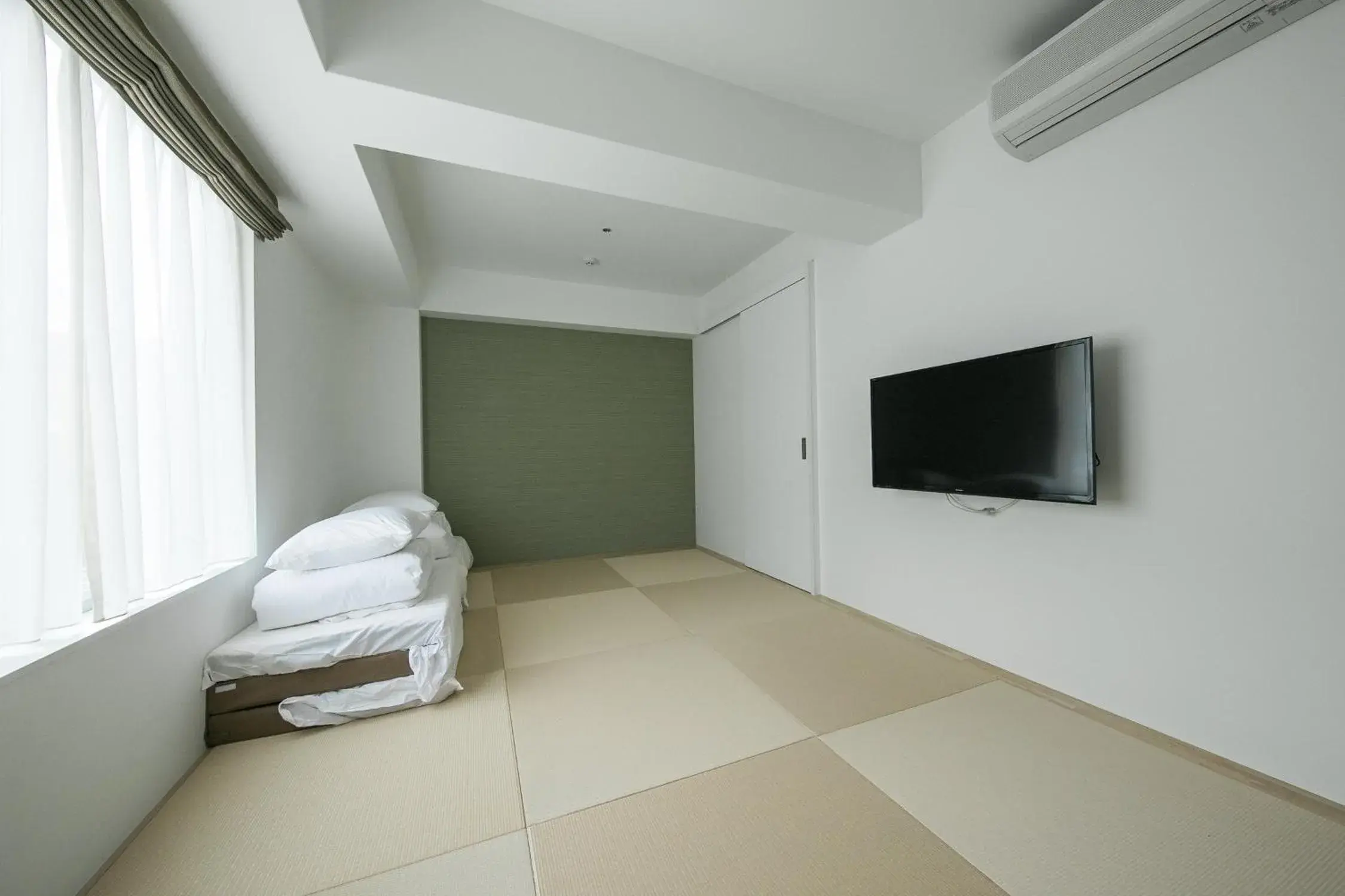 Bed, TV/Entertainment Center in IMU Hotel Kyoto