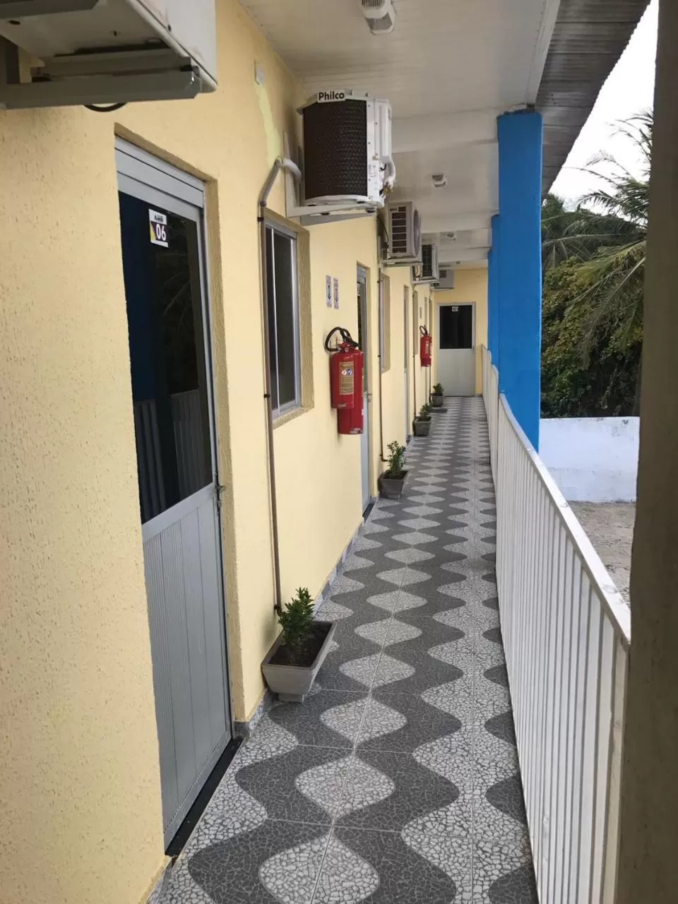 Facade/entrance, Balcony/Terrace in Pousada e Posto Amigão