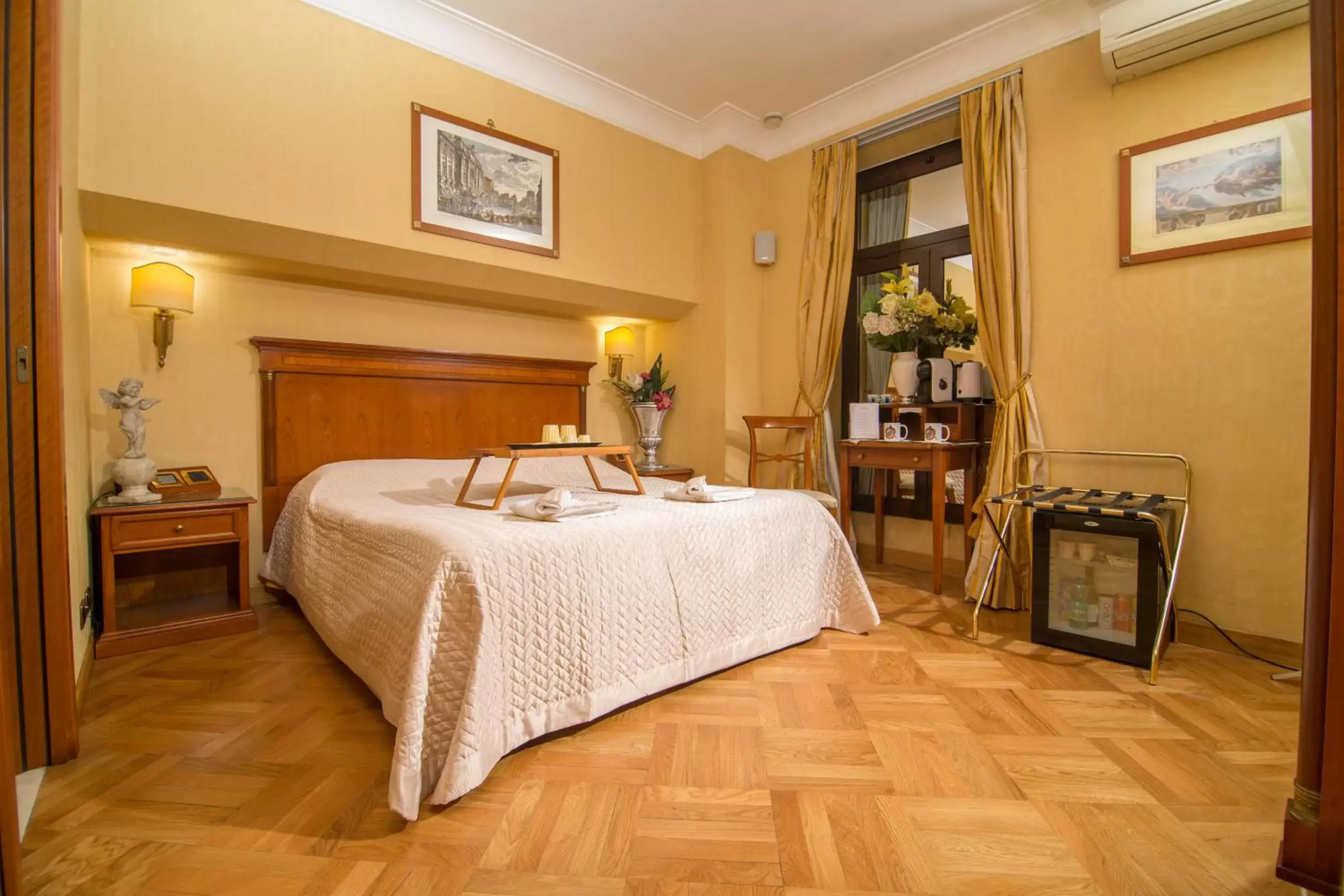 Bedroom, Bed in Luxury Rooms H 2000 Roma