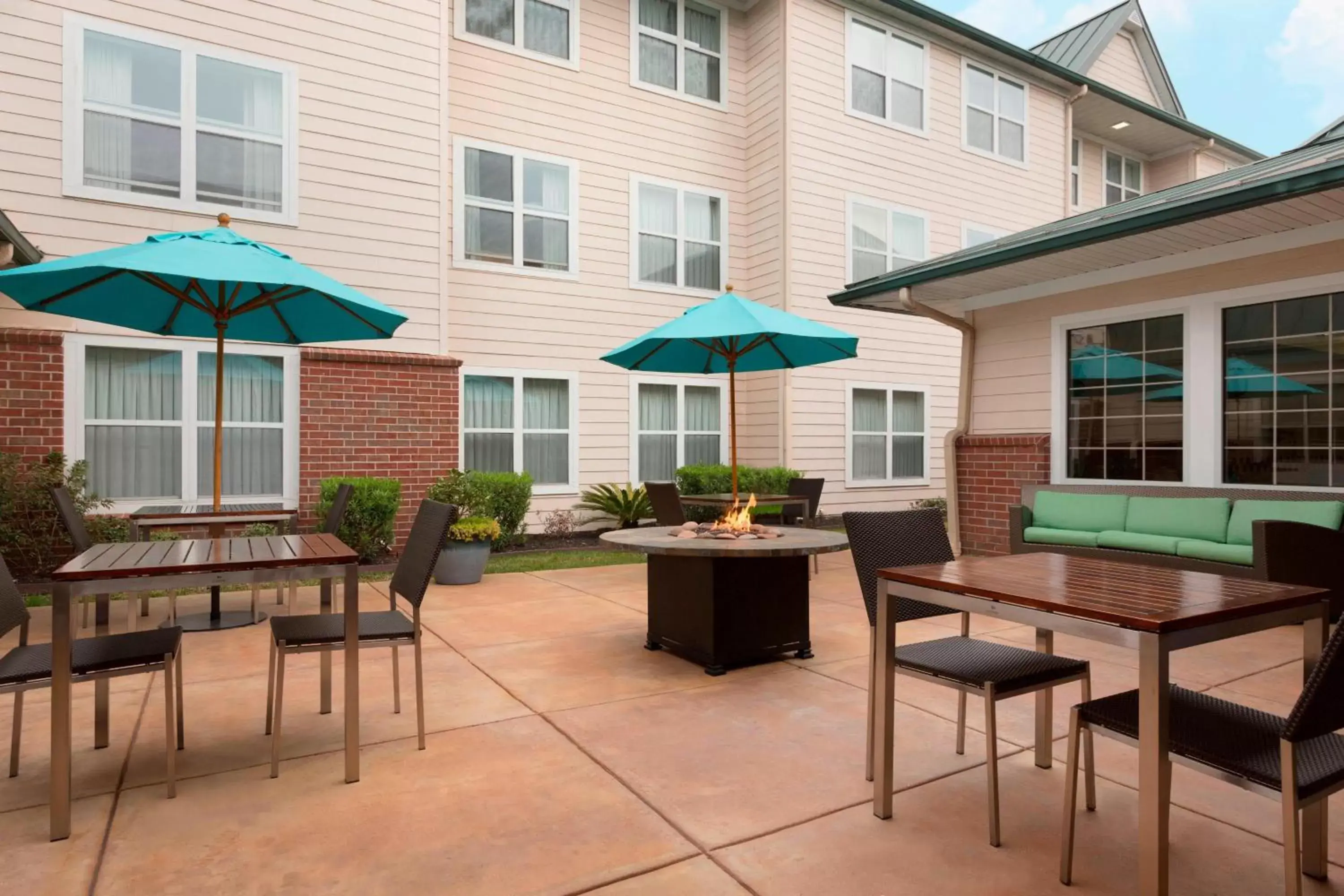 Property building, Patio/Outdoor Area in Residence Inn by Marriott Houston The Woodlands/Lake Front Circle