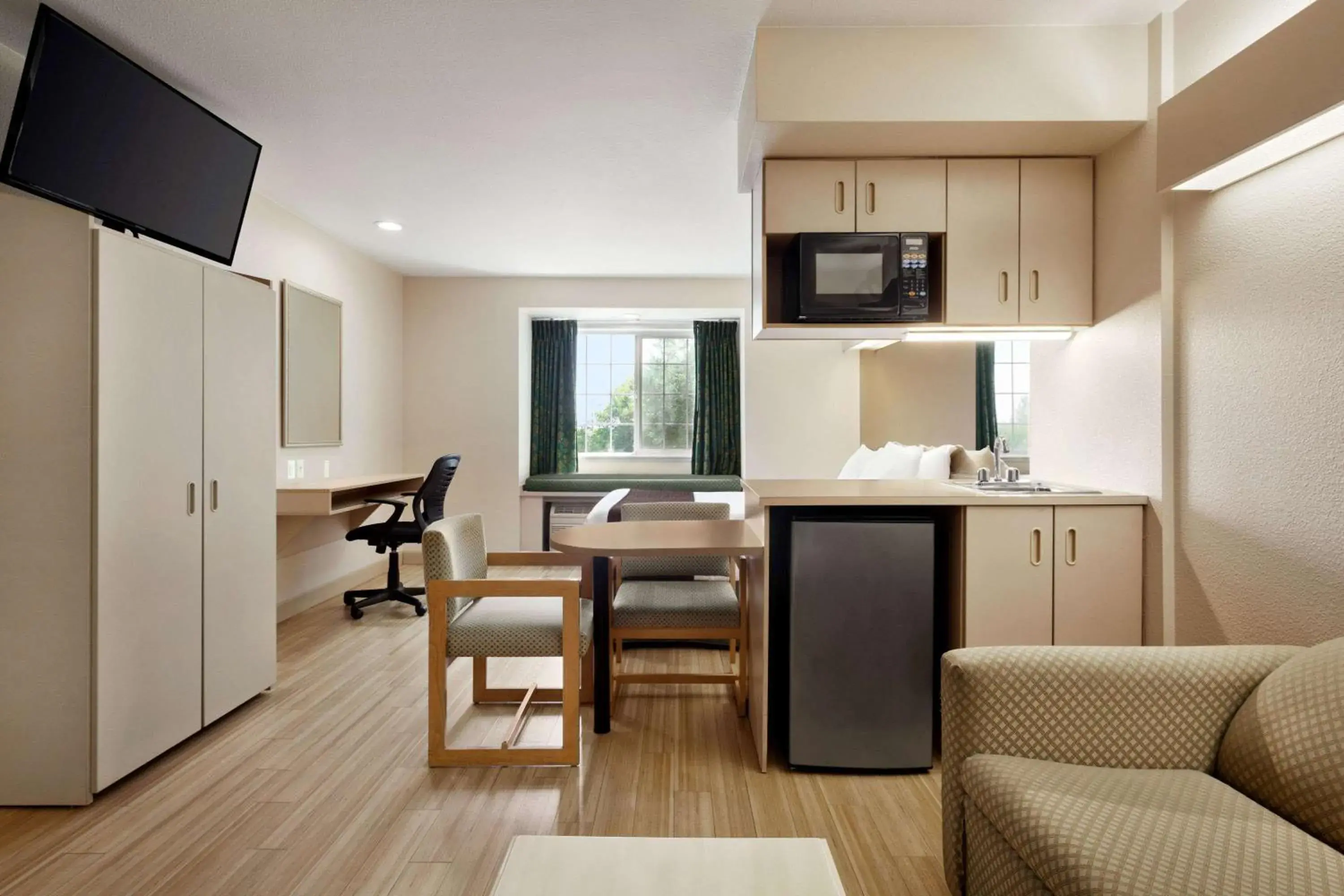 Photo of the whole room, Kitchen/Kitchenette in Microtel Inn & Suites Lodi