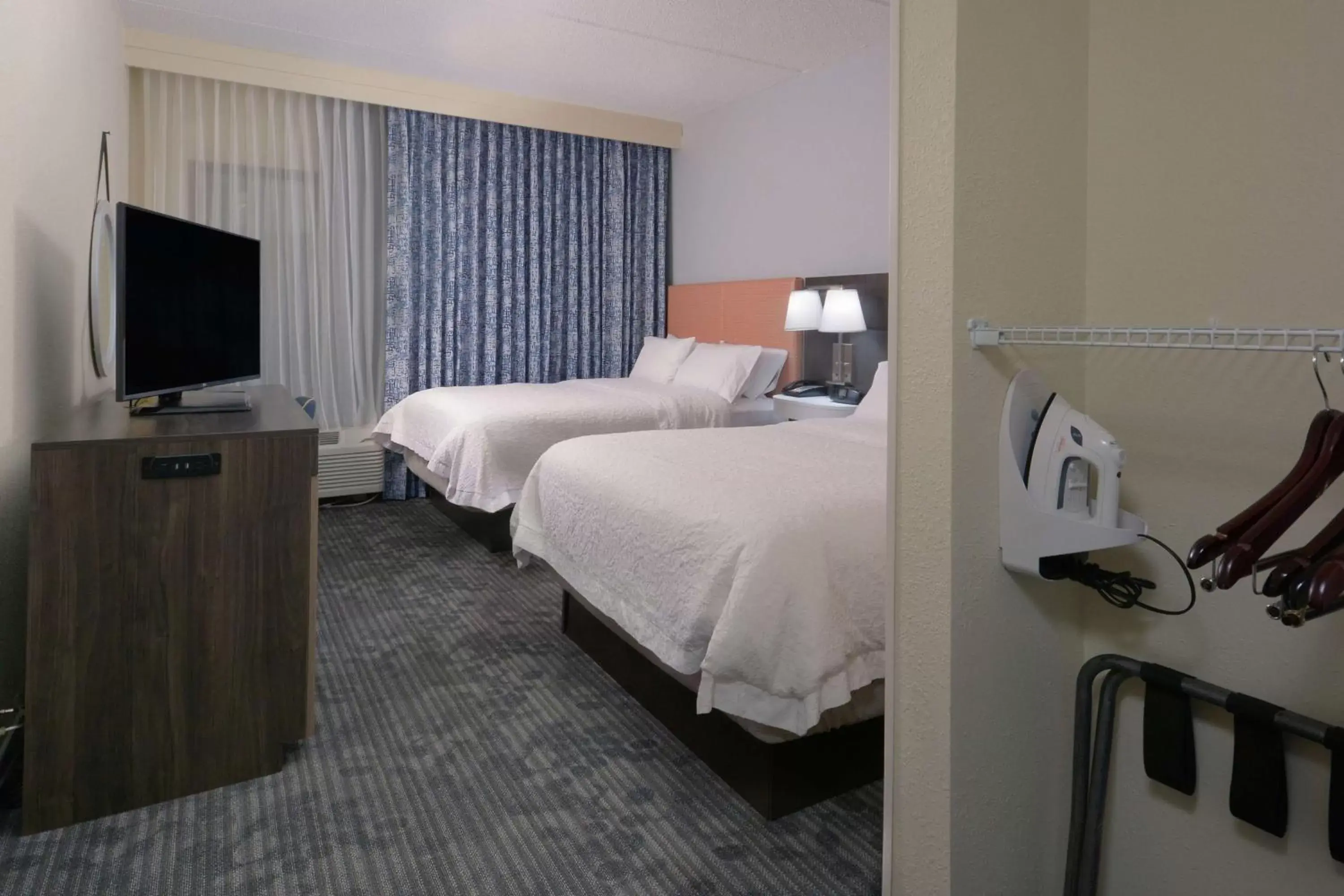 Bed in Hampton Inn & Suites Greenville/Spartanburg I-85