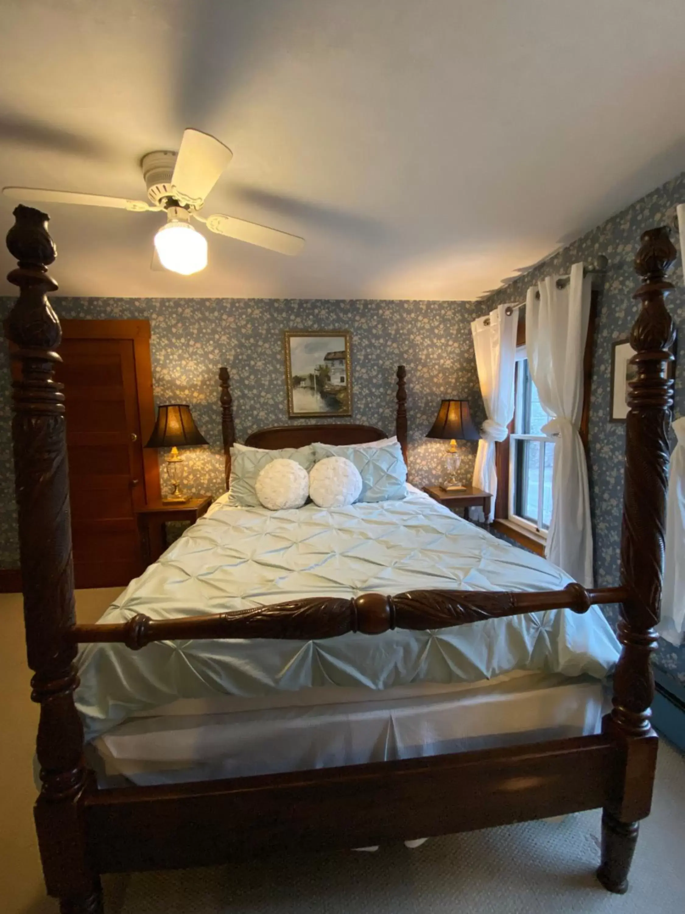 Bed in Follansbee Inn