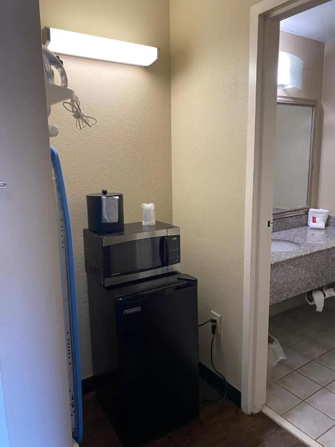 Bathroom, TV/Entertainment Center in Baymont by Wyndham Kokomo