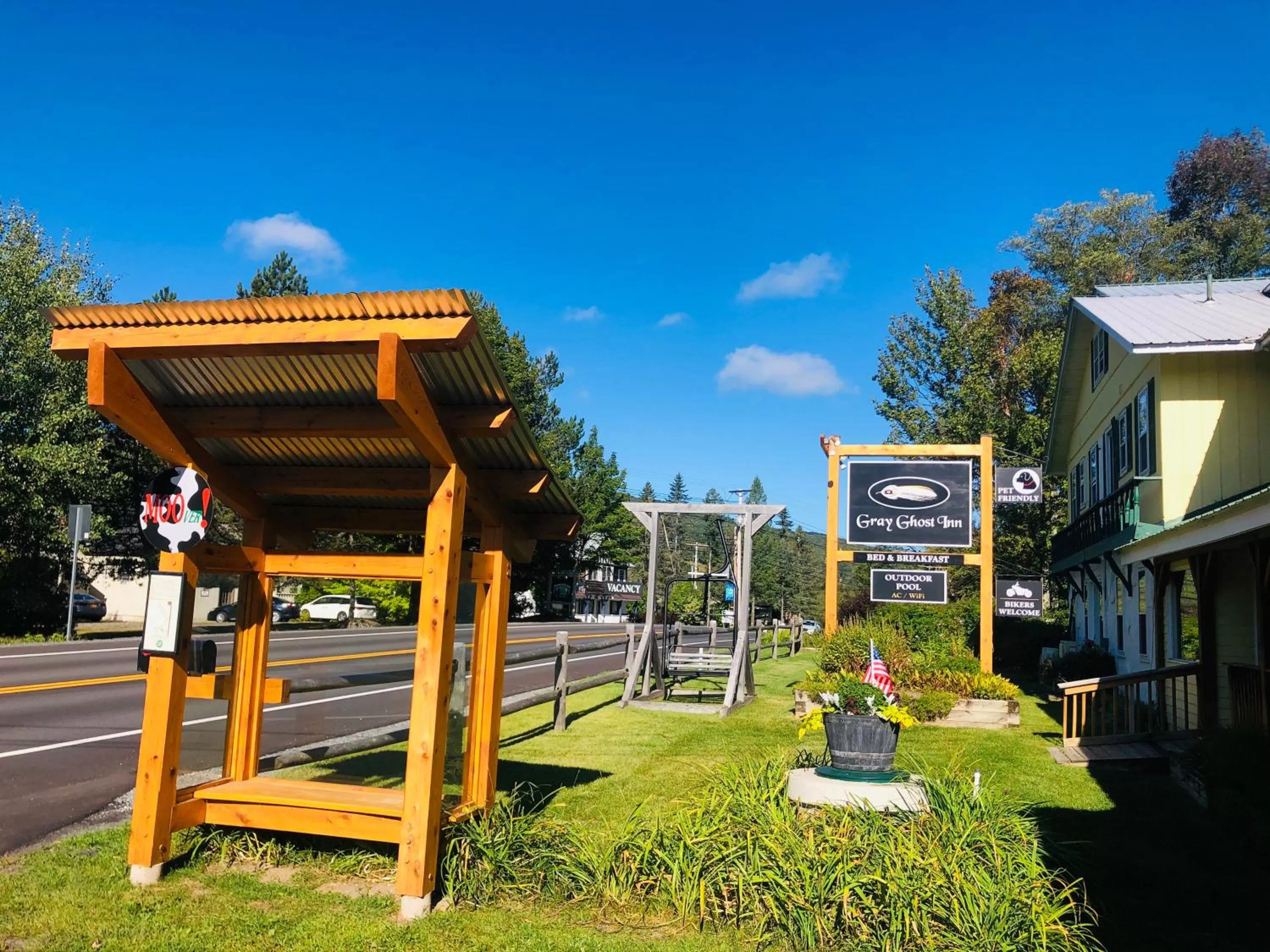 Logo/Certificate/Sign in Gray Ghost Inn