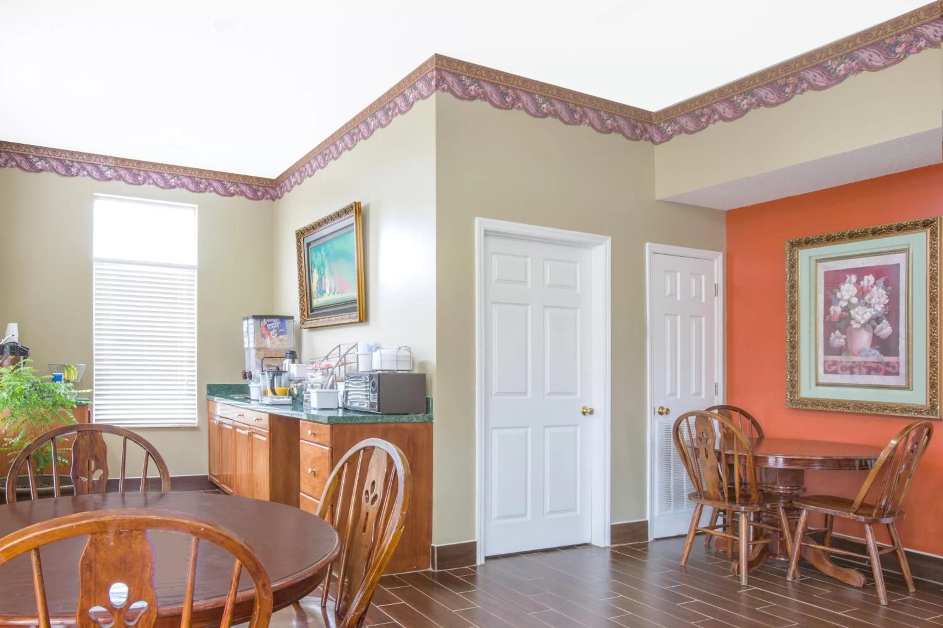 Dining area in Super 8 by Wyndham Talladega AL