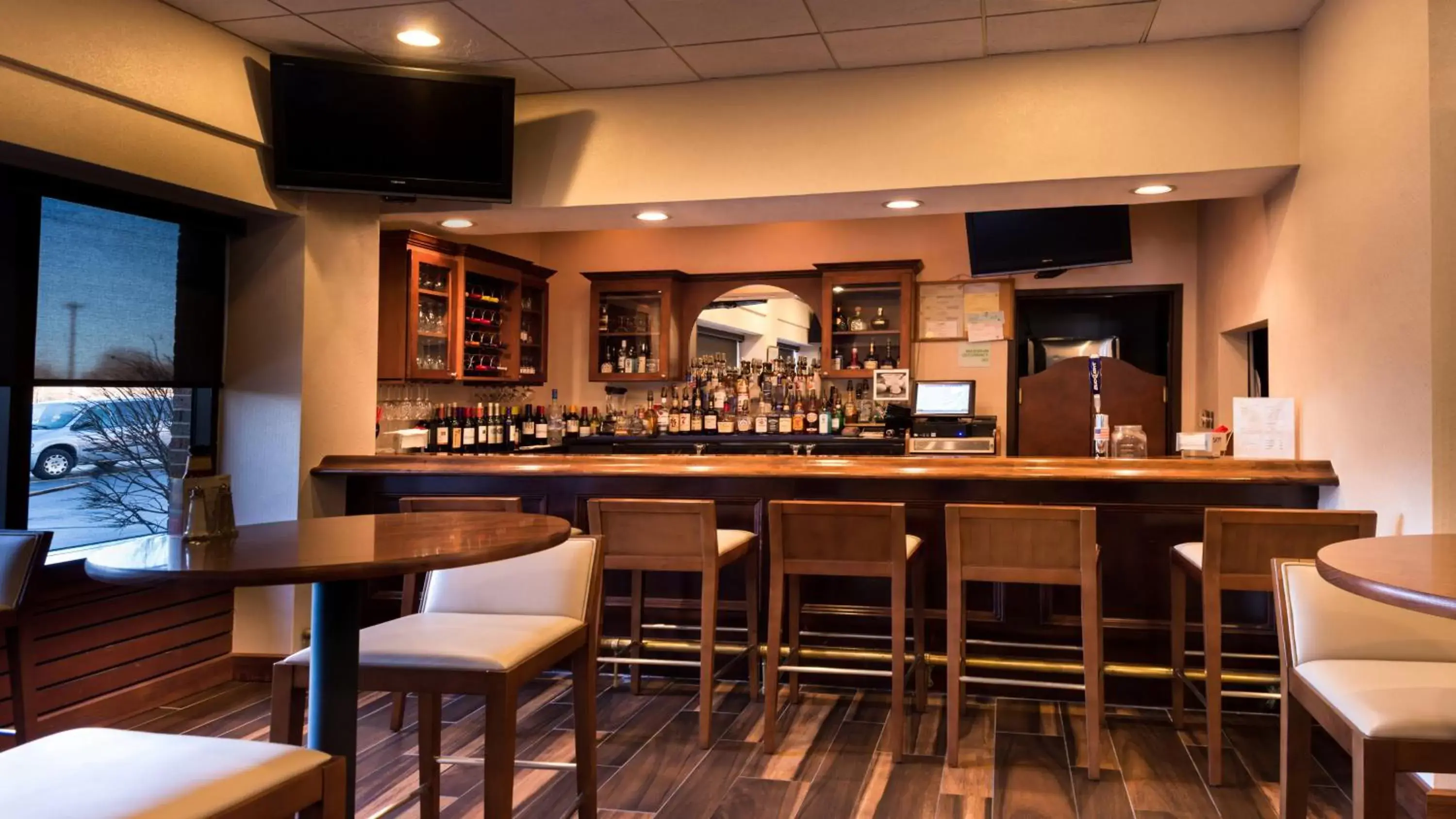 Lounge or bar, Lounge/Bar in Holiday Inn Hotel & Suites Warren, an IHG Hotel