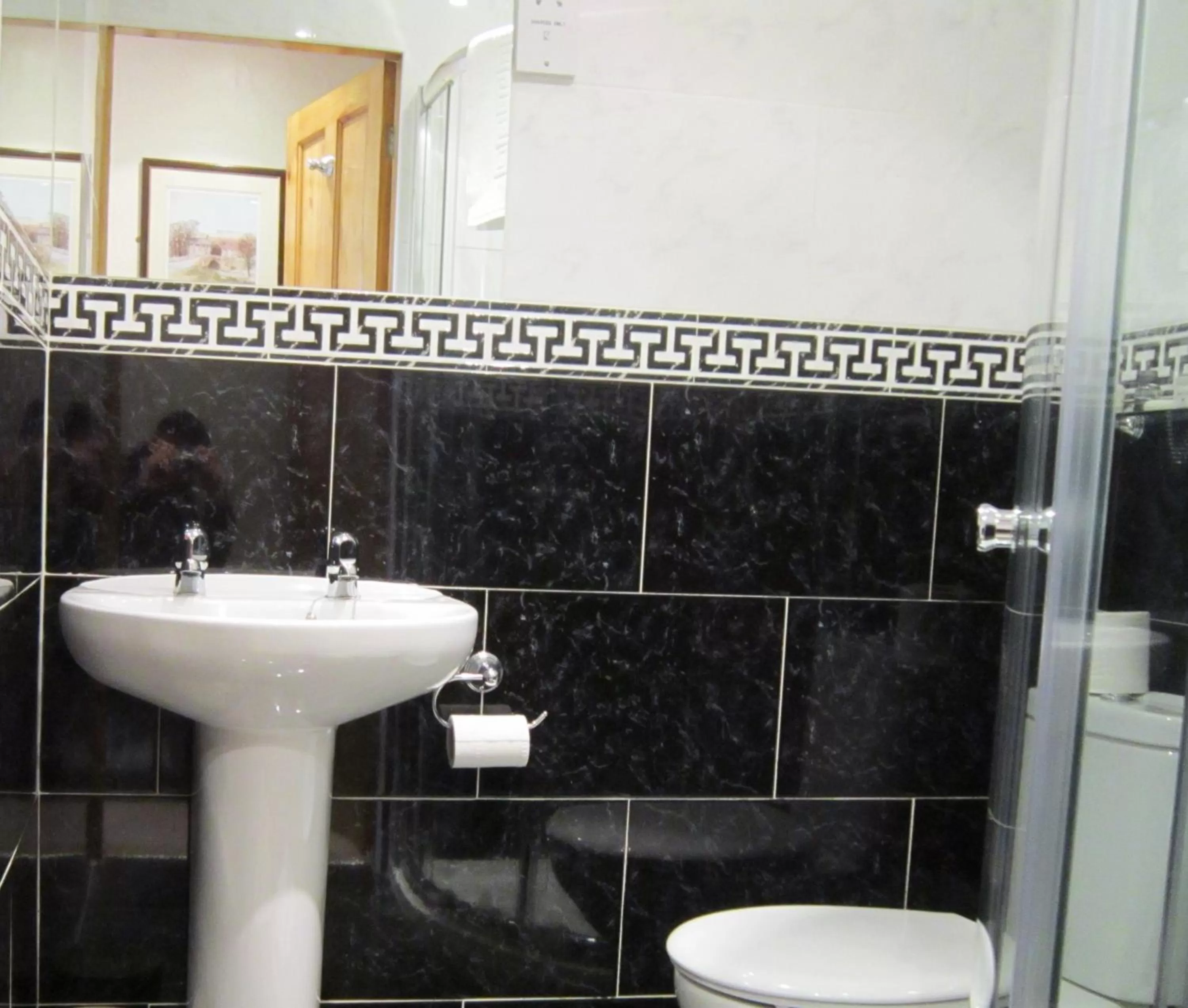 Shower in The Old White Lion Hotel