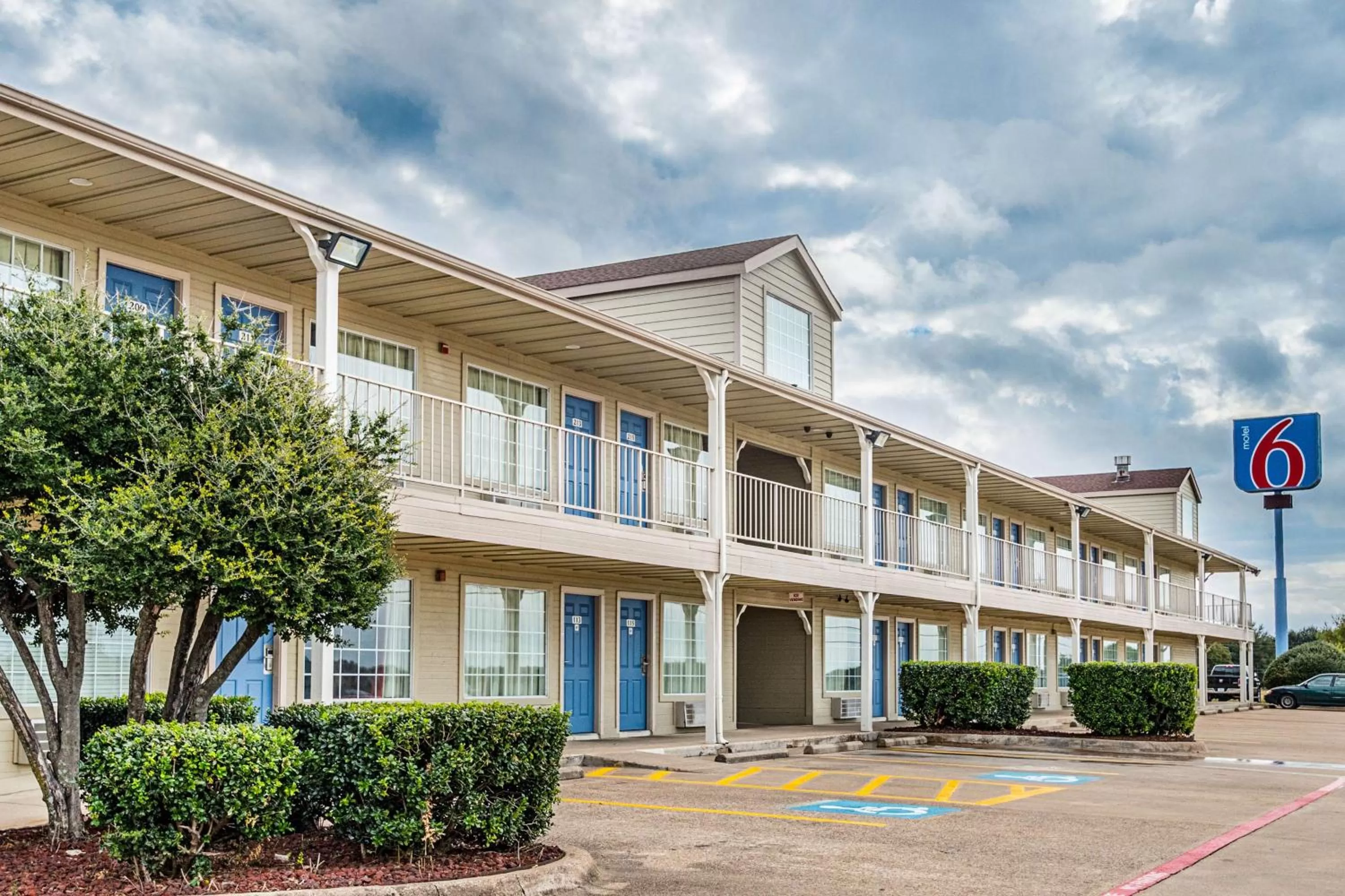 Property building in Motel 6-Waxahachie, TX