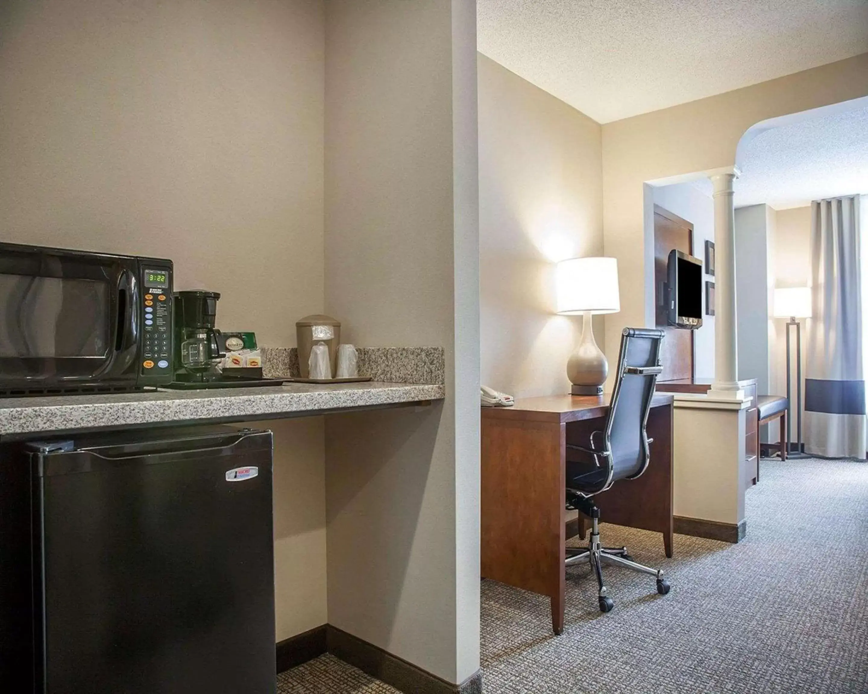 Bedroom, Kitchen/Kitchenette in Comfort Suites West Warwick - Providence