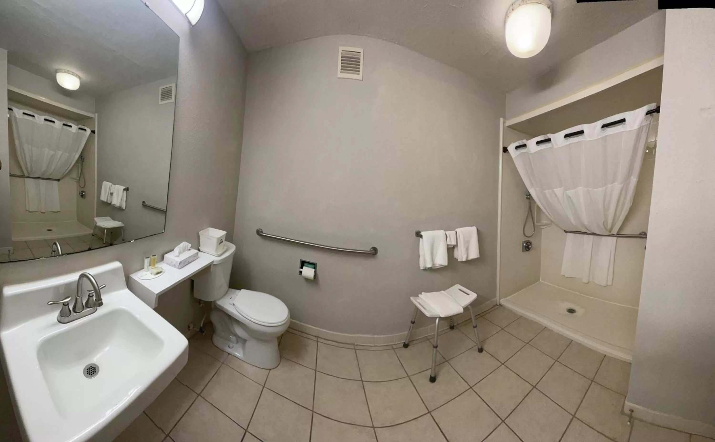 Shower in Days Inn by Wyndham Lake Park/Valdosta