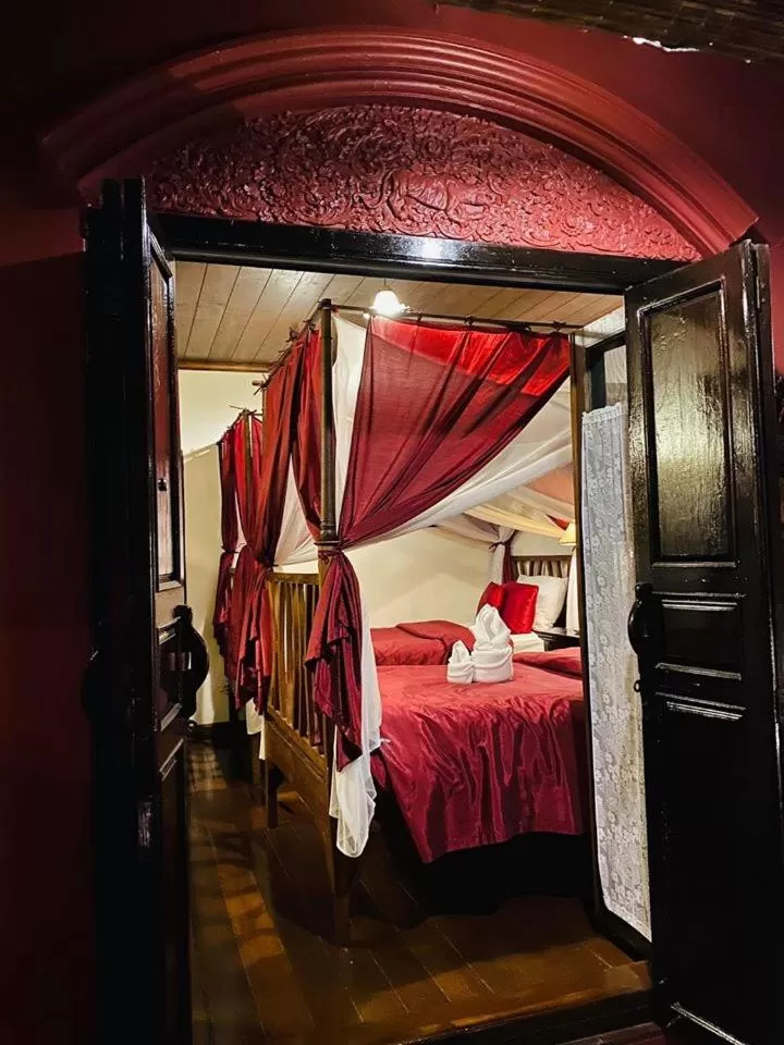 Bed in Tri Yaan Na Ros Colonial House