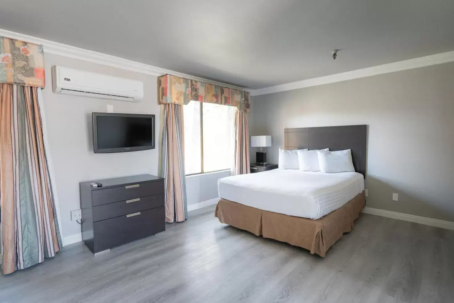 Bedroom, Bed in Alexis Park All Suite Resort