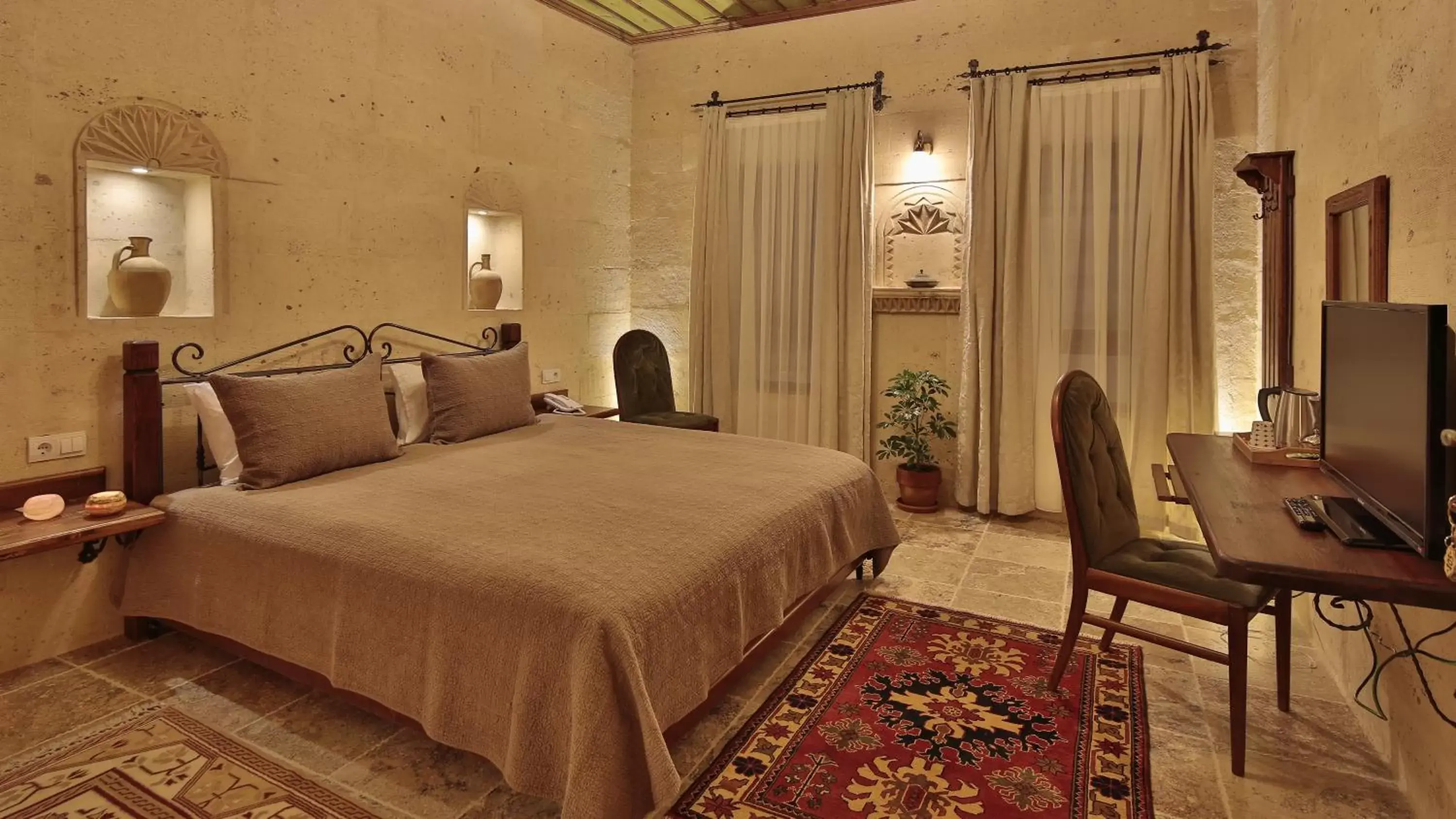 Photo of the whole room, Bed in Osmanbey Cave House