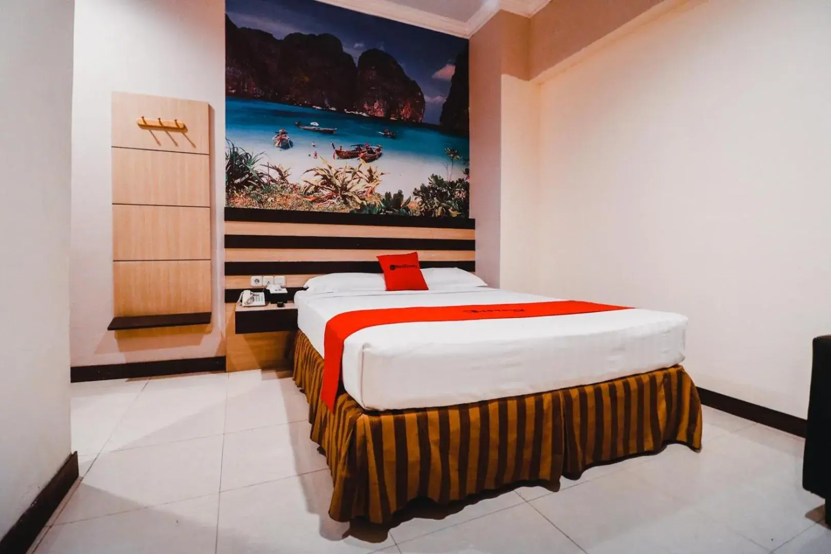 Bedroom in Reddoorz Plus near Makassar Town Square