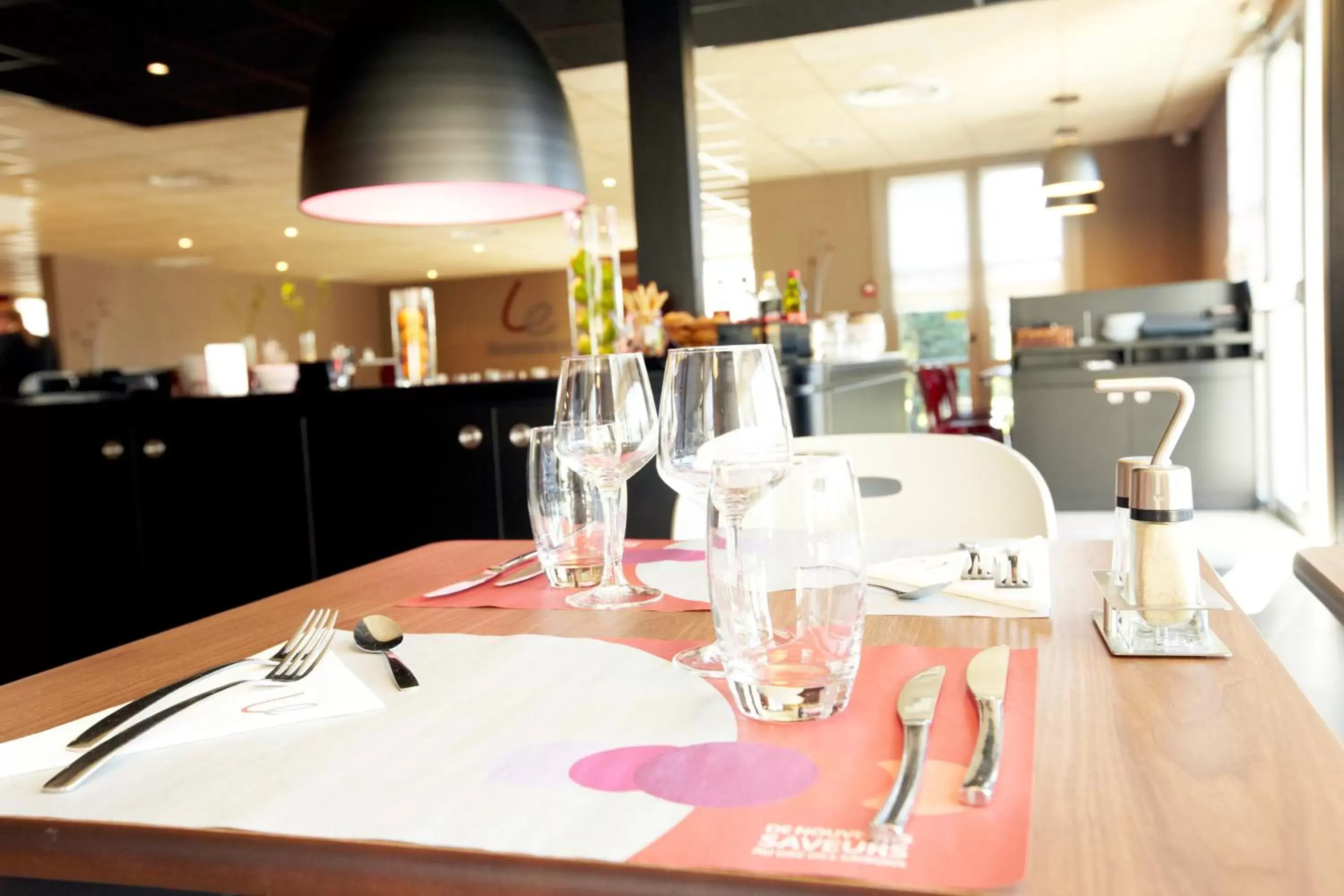 Restaurant/Places to Eat in Campanile Lyon Est Aéroport Saint Exupery