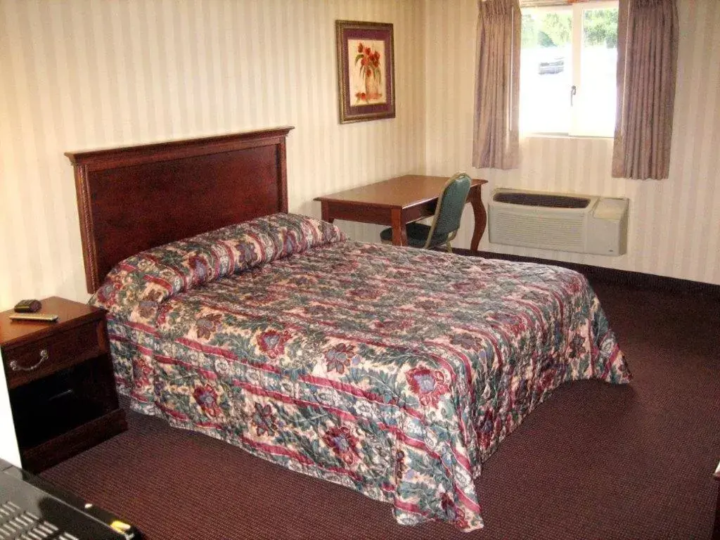 Bedroom, Bed in Fair Motel
