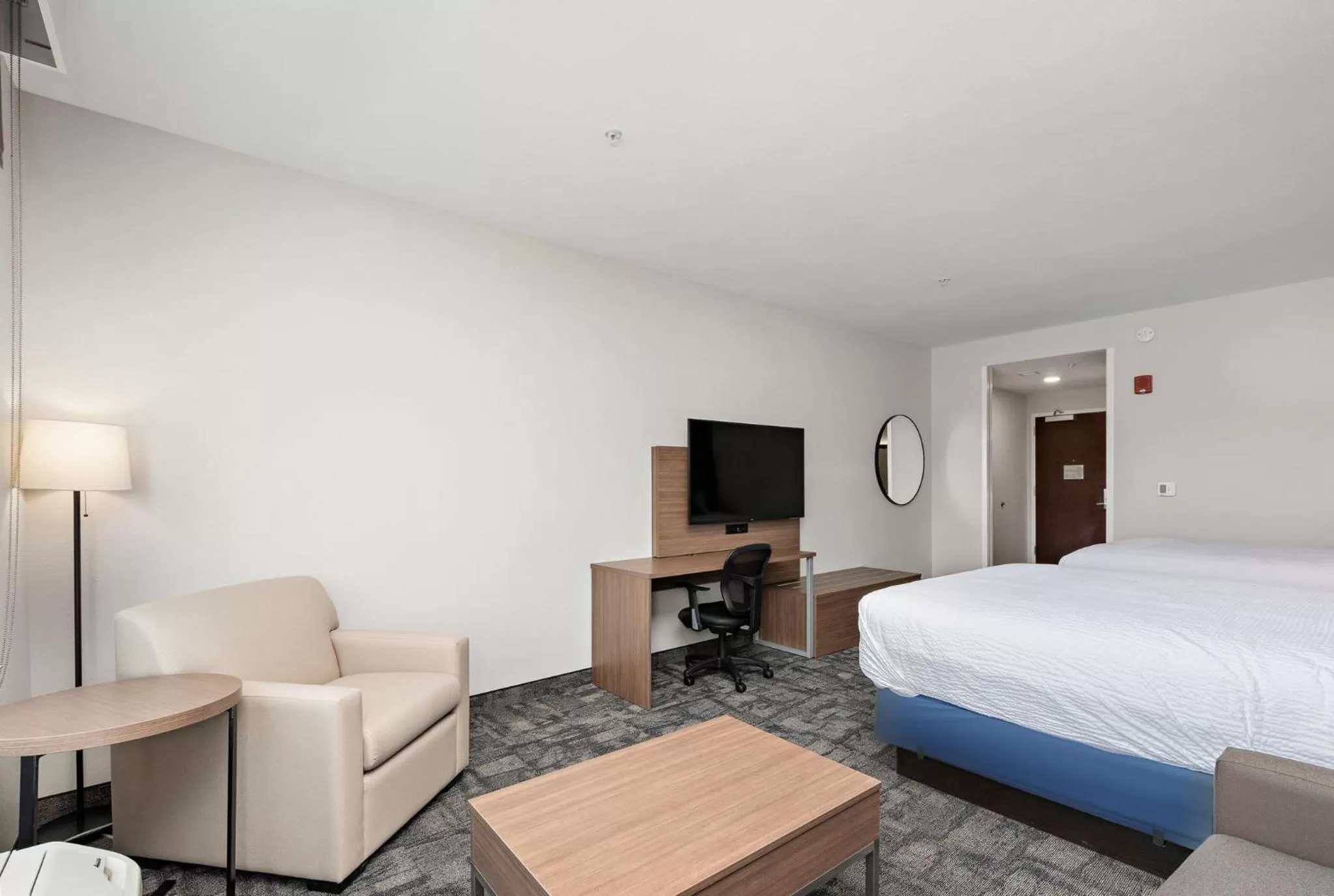 Photo of the whole room, Bed in Holiday Inn Express Kansas City North Parkville by IHG