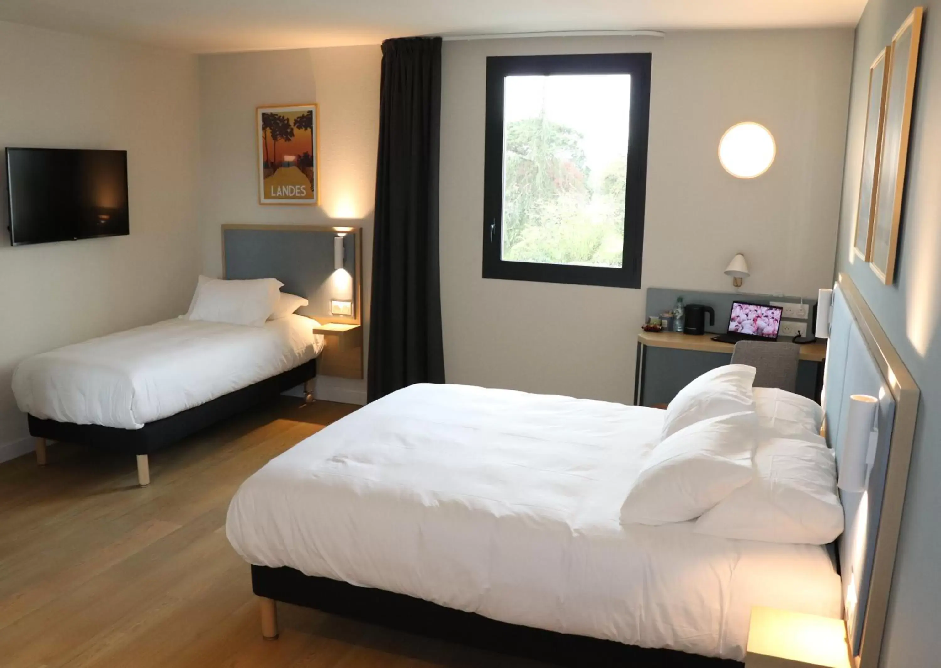 Photo of the whole room, Bed in Kyriad Bordeaux Nord Sainte Eulalie