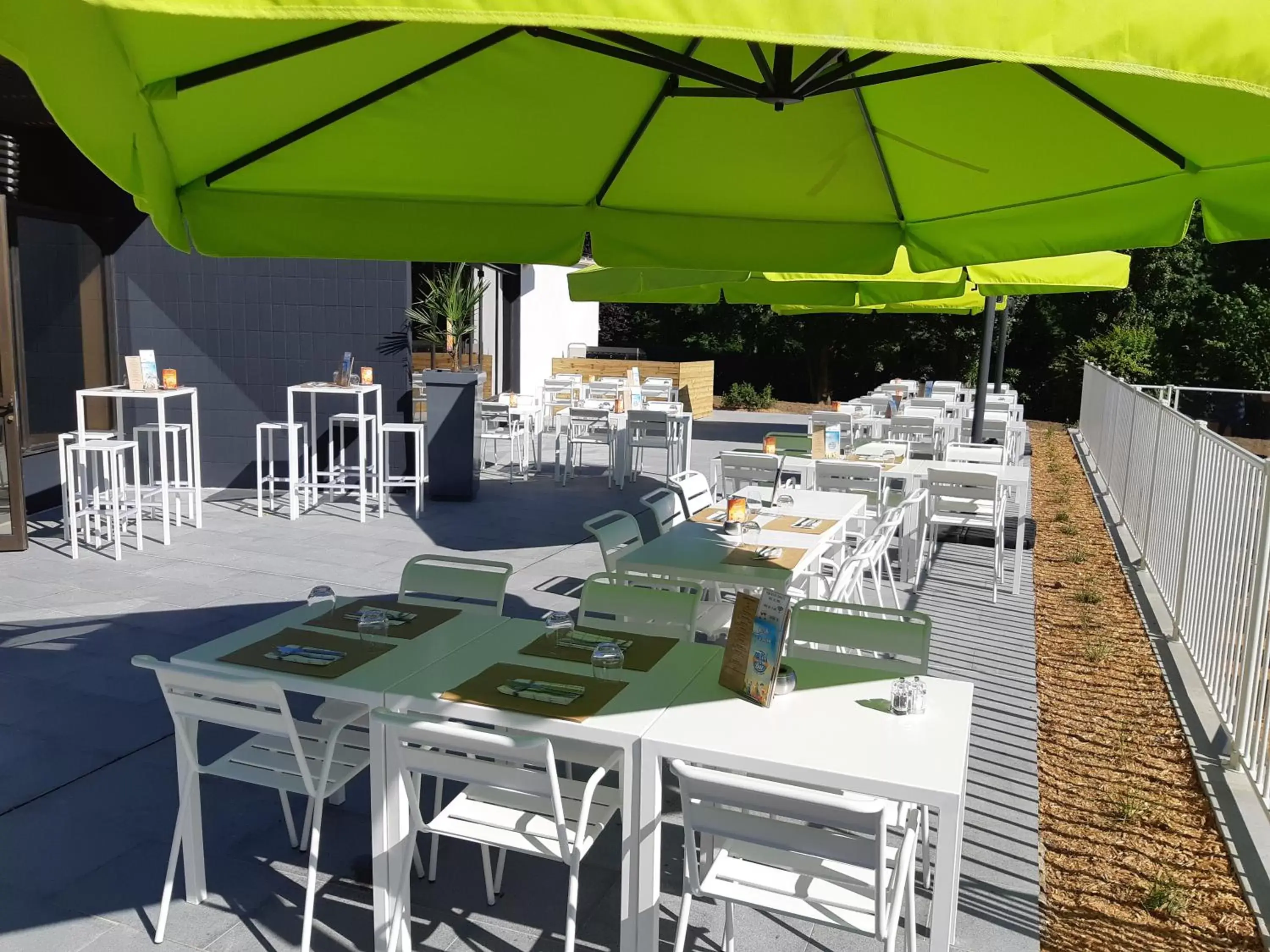 Patio, Restaurant/Places to Eat in Novotel Le Mans