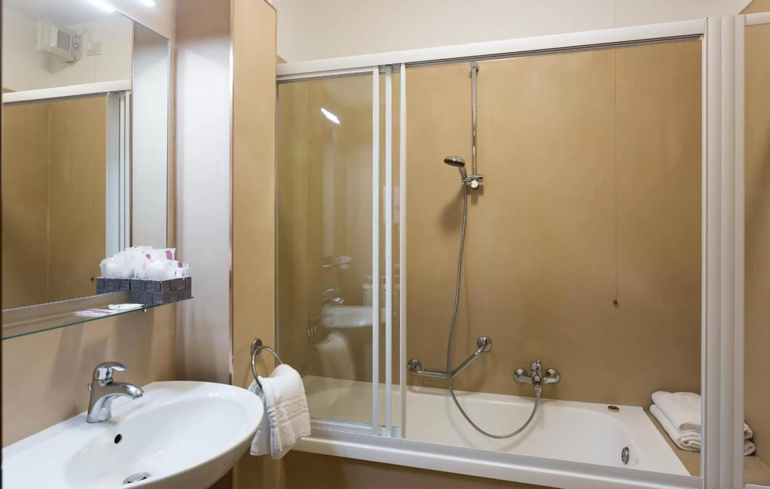 Shower, Bathroom in Hotel Airmotel