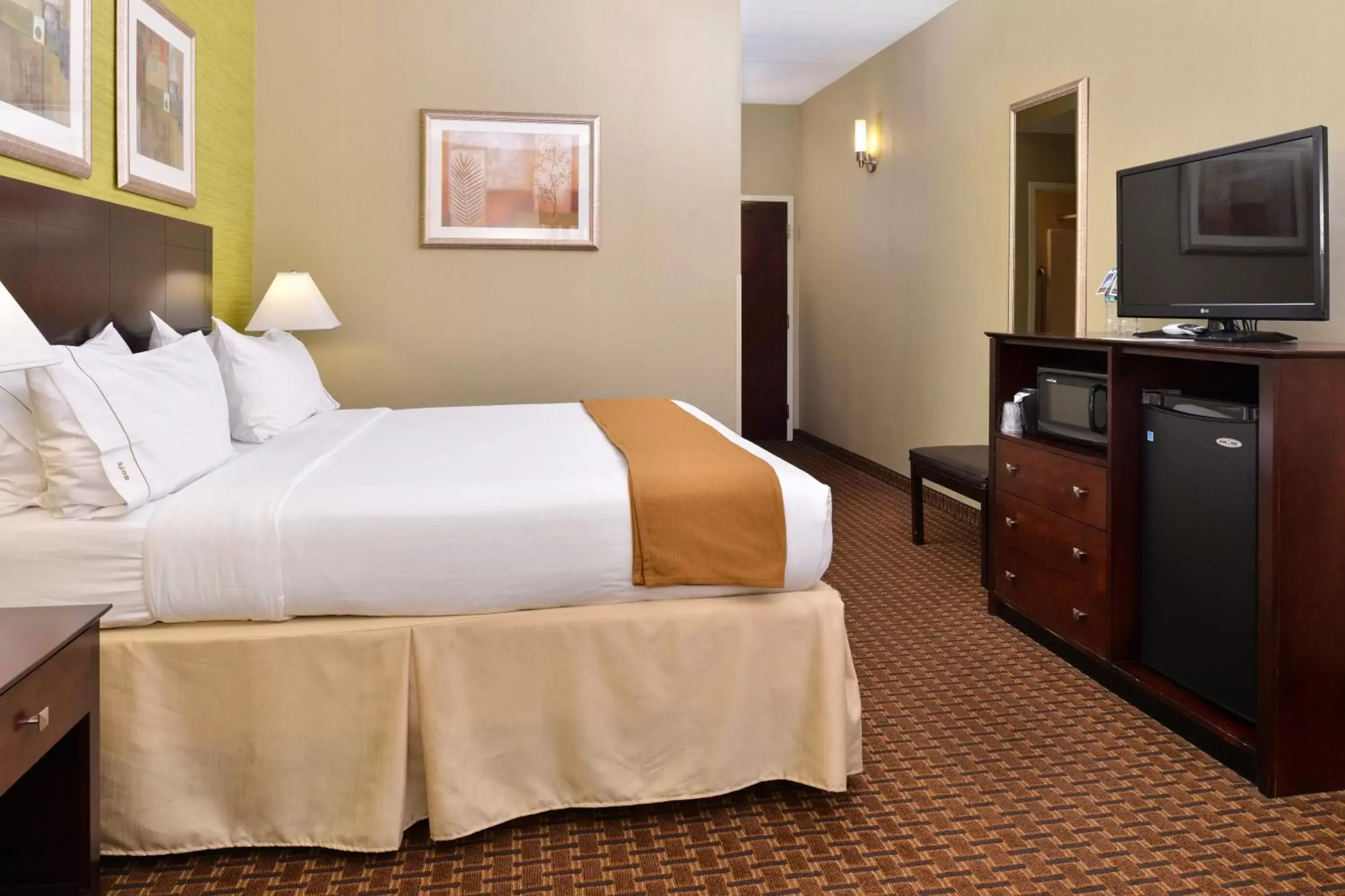 Photo of the whole room, Bed in Holiday Inn Express Hotel & Suites Indianapolis W - Airport Area, an IHG Hotel