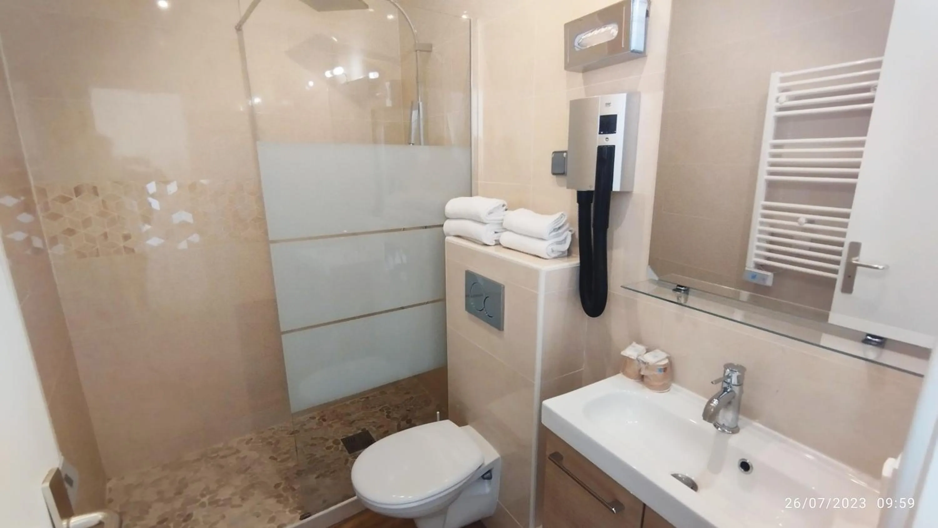 Shower in Hotel Des Arts