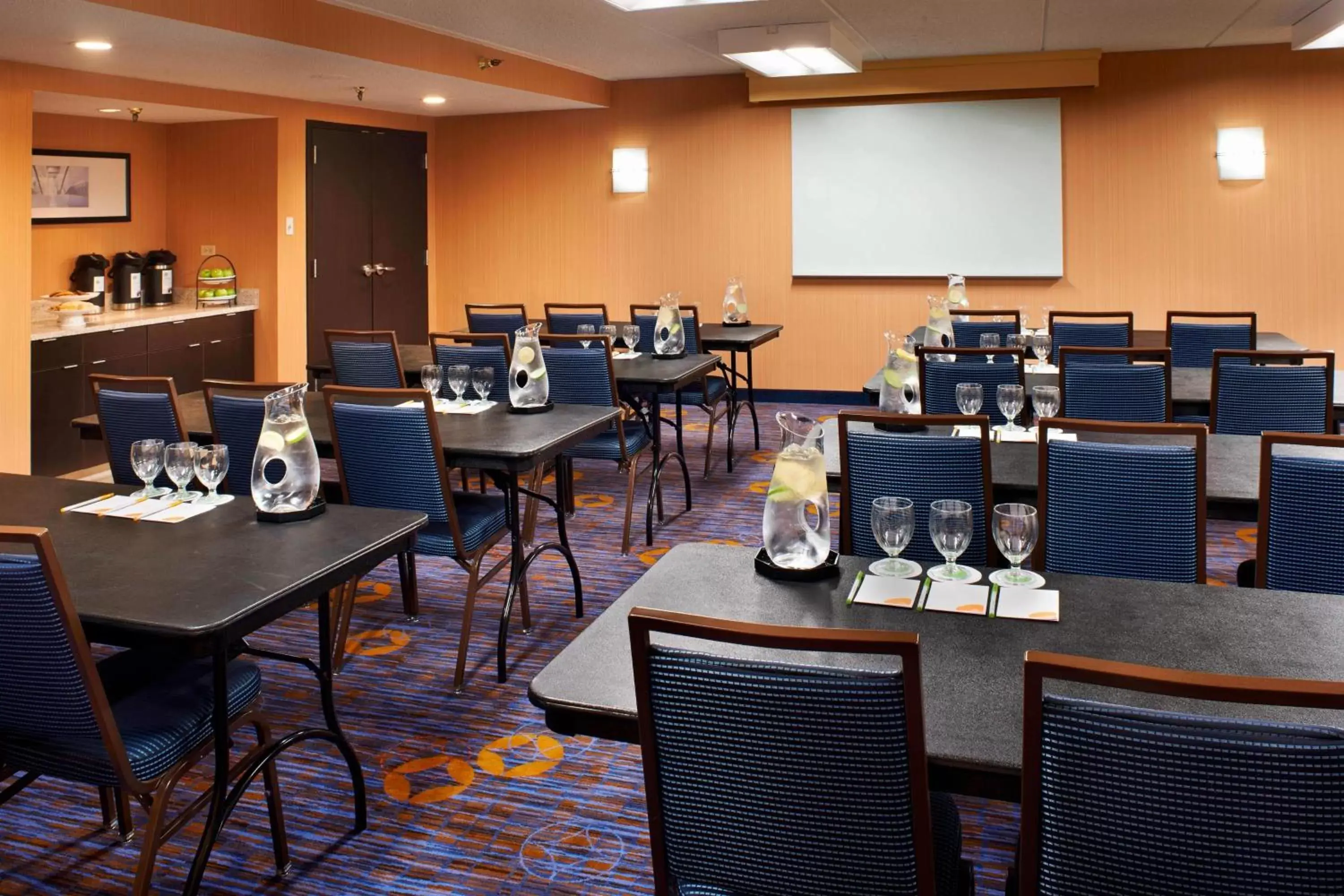 Meeting/conference room, Restaurant/Places to Eat in Courtyard Chicago Arlington Heights/South