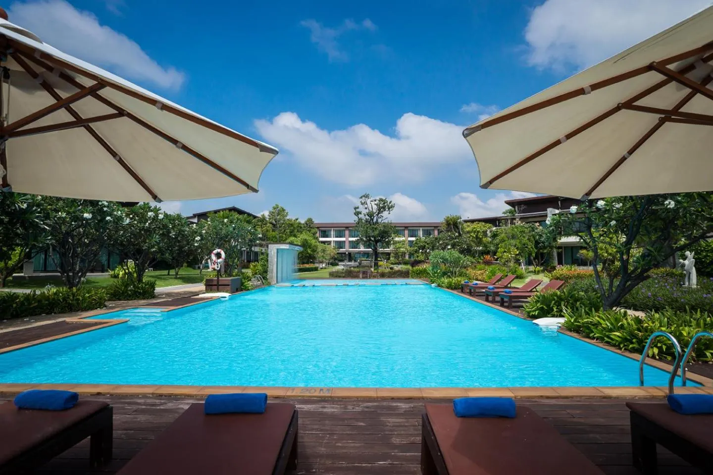 Swimming pool in i Tara Resort & Spa