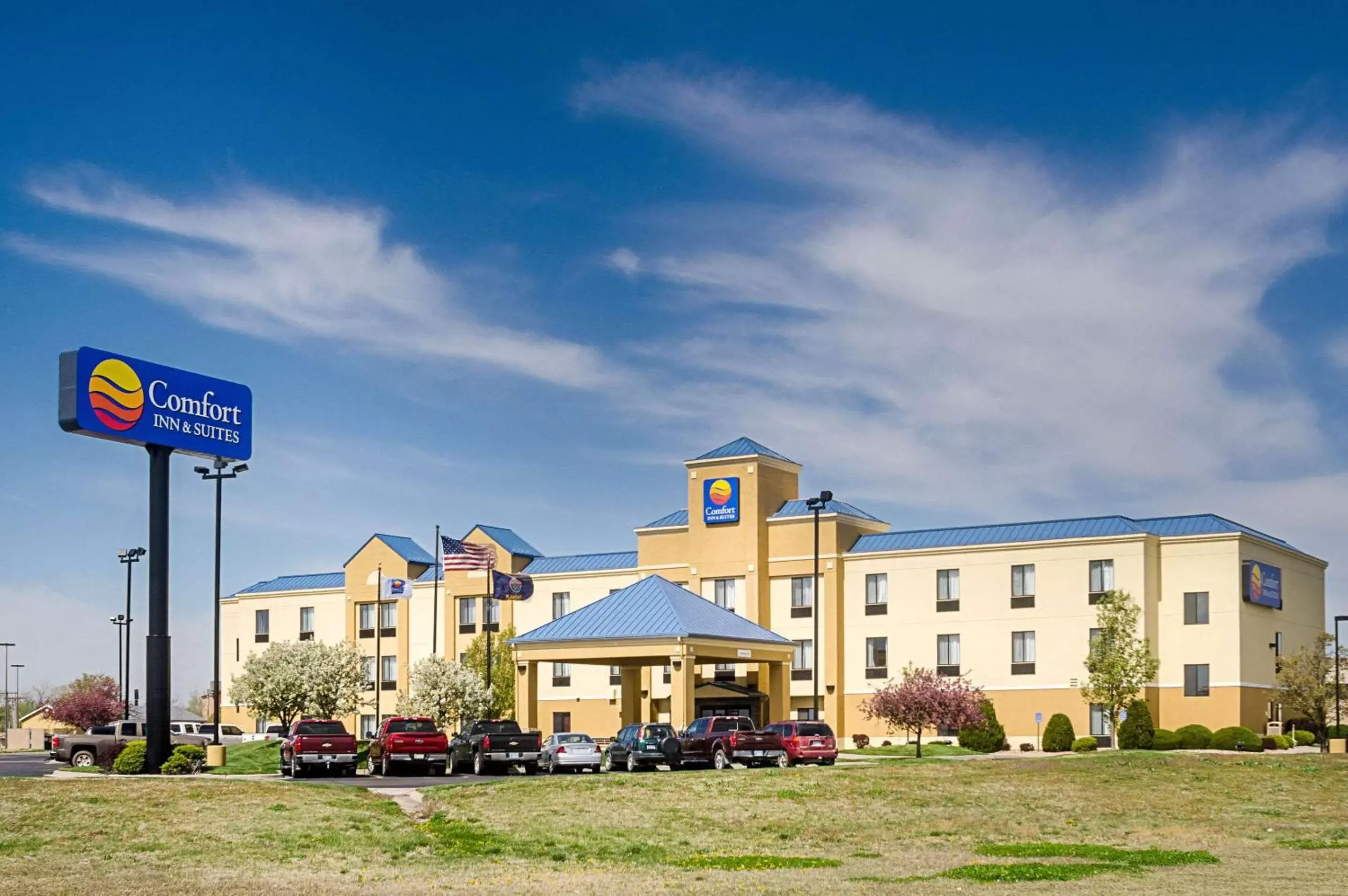 Property Building in Comfort Inn & Suites