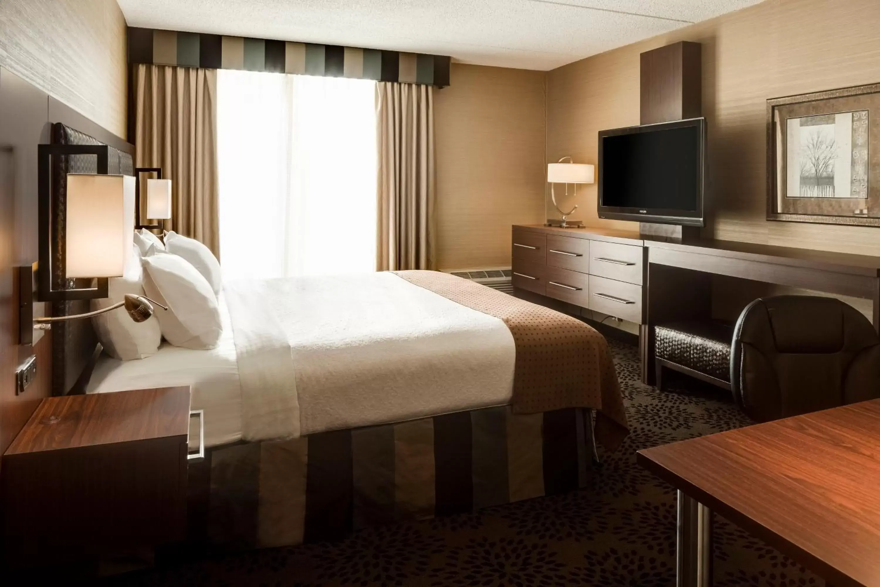 Photo of the whole room, Bed in Holiday Inn Hotel & Suites Des Moines-Northwest, an IHG Hotel