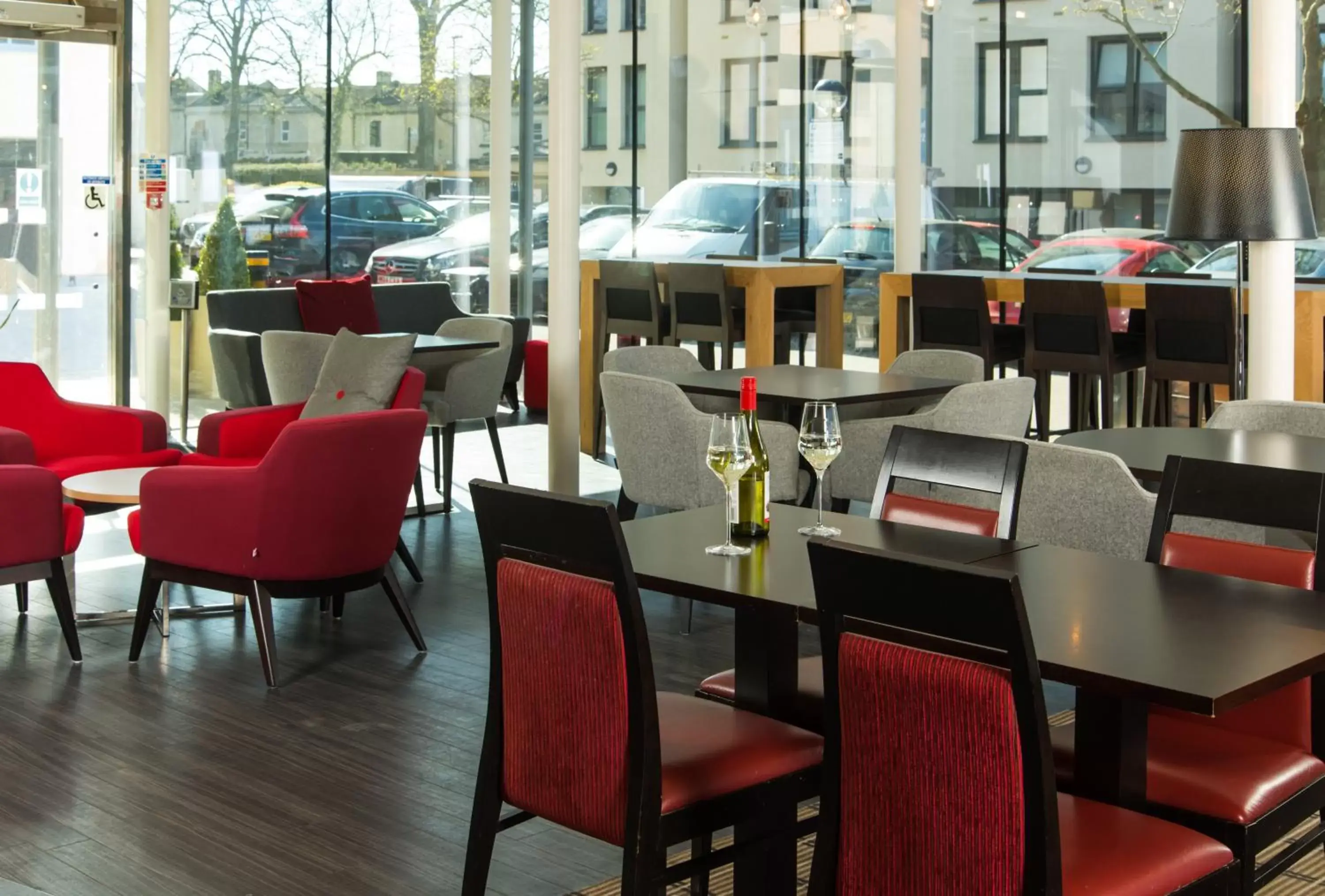 Lounge or bar, Restaurant/Places to Eat in Holiday Inn Express Bath, an IHG Hotel