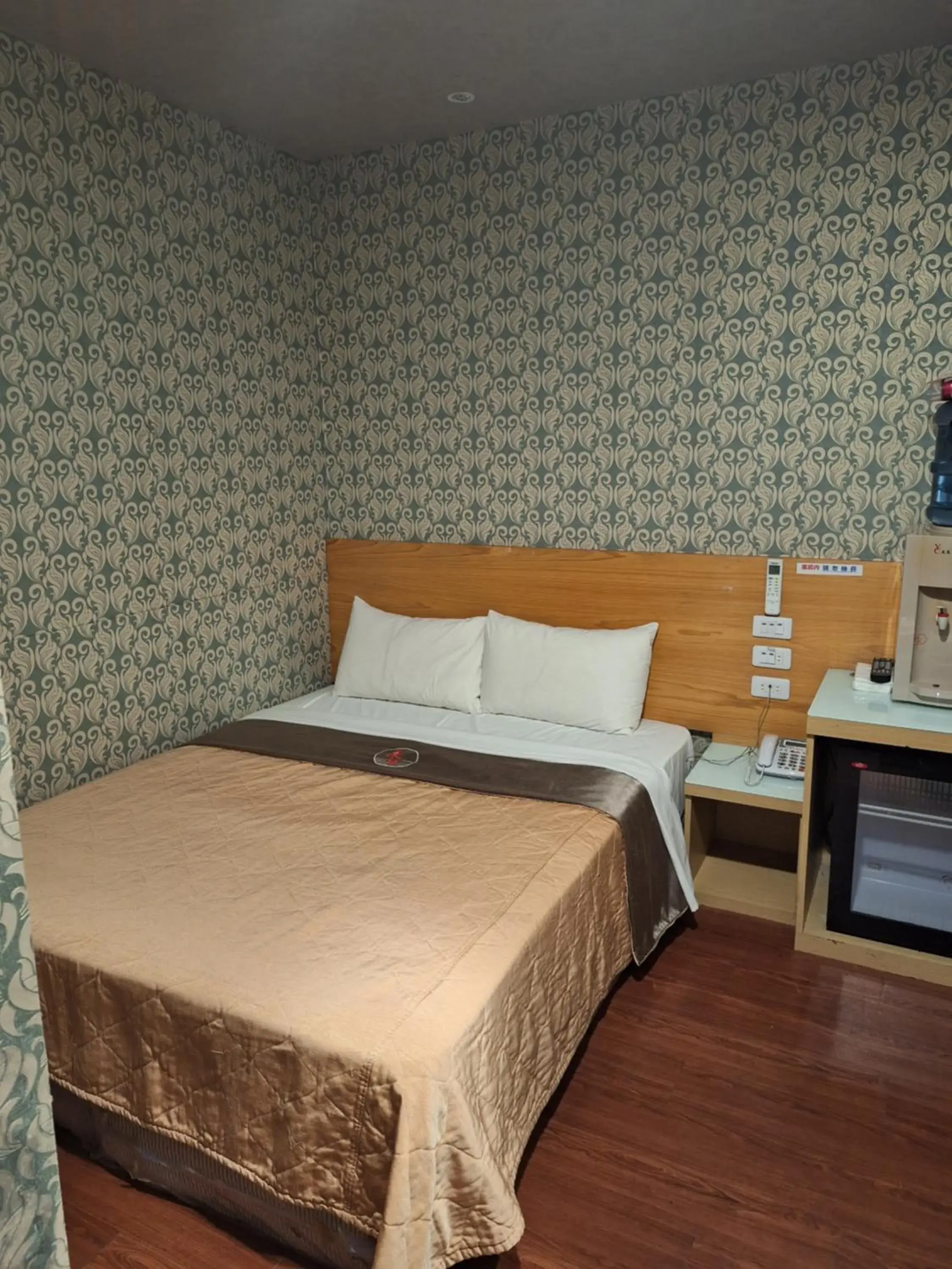 Photo of the whole room, Bed in Yung Feng Hotel