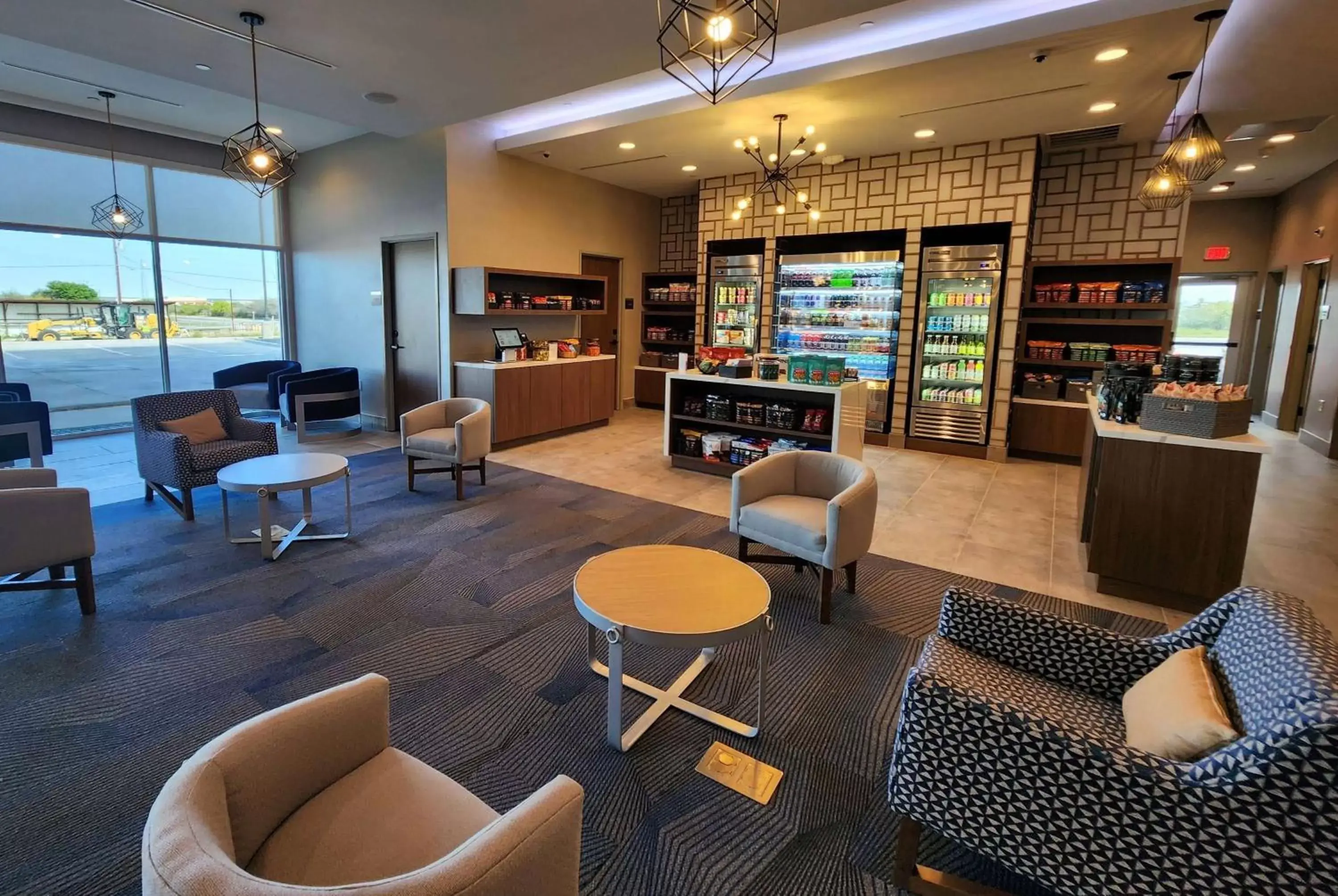 Lobby or reception, Lounge/Bar in La Quinta Inn & Suites by Wyndham Del Rio