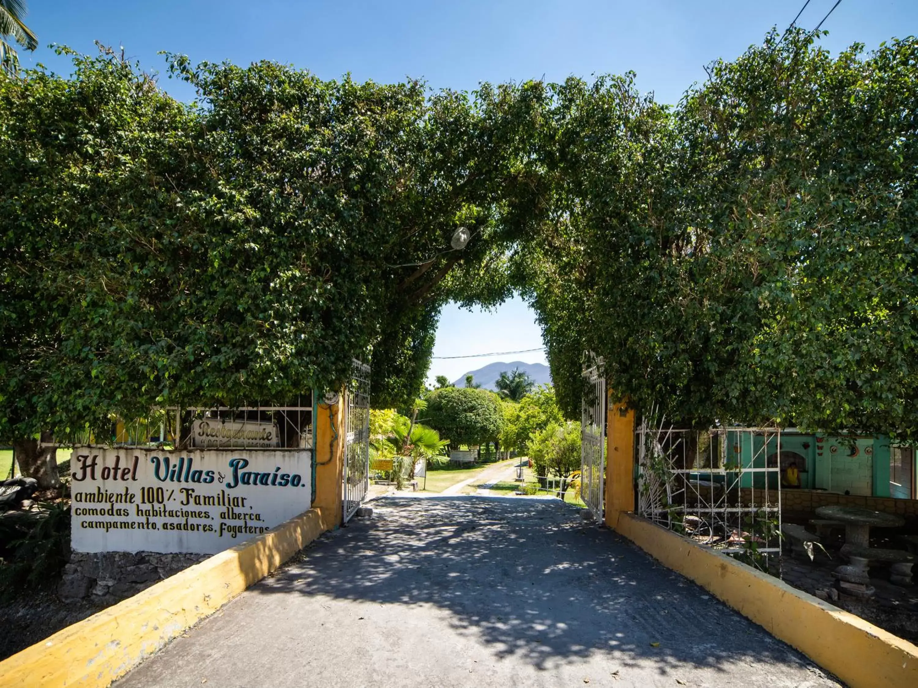 Facade/entrance, Swimming Pool in Villas El Paraiso