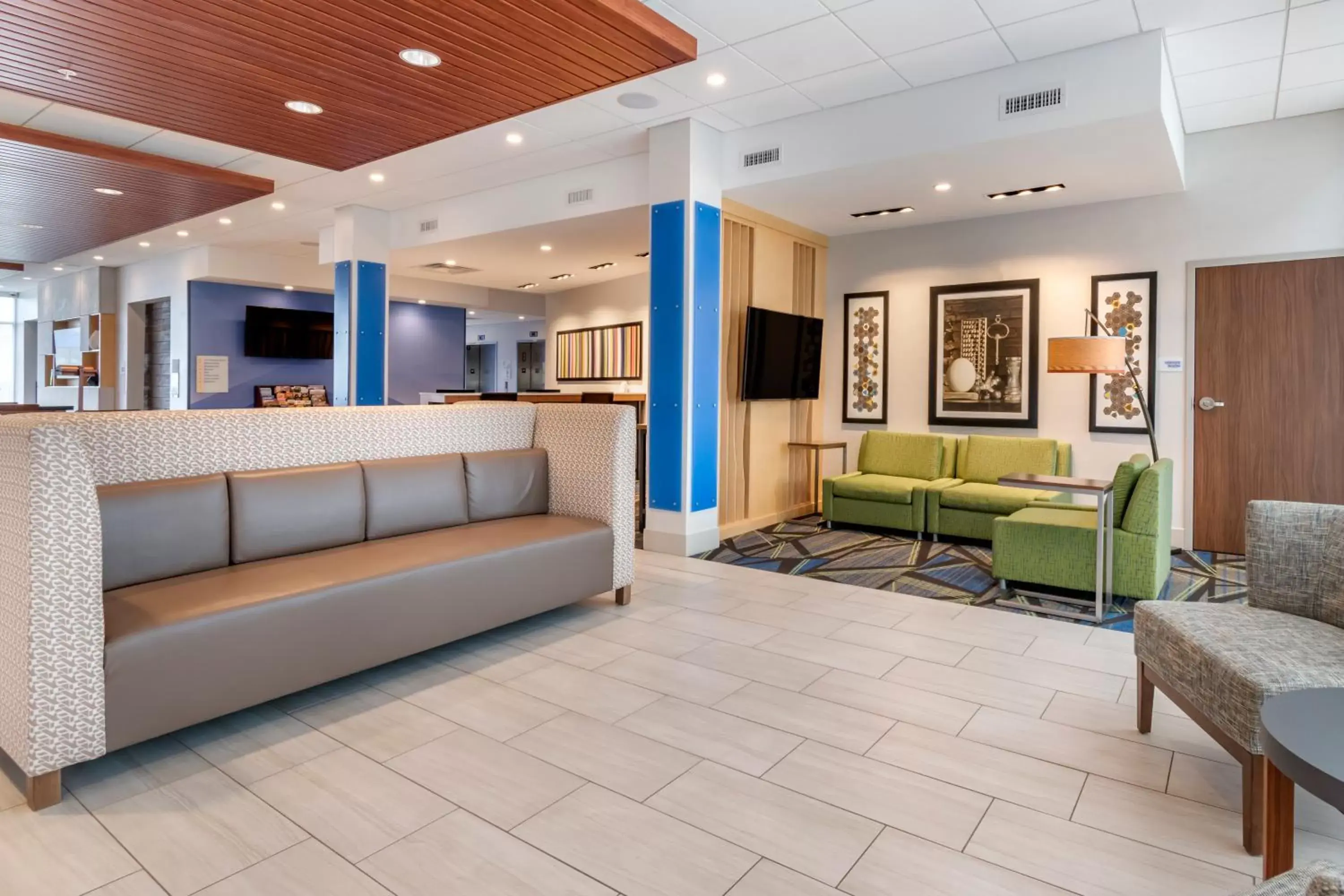 Property building, Lobby/Reception in Holiday Inn Express & Suites - Lancaster - Mount Joy, an IHG Hotel
