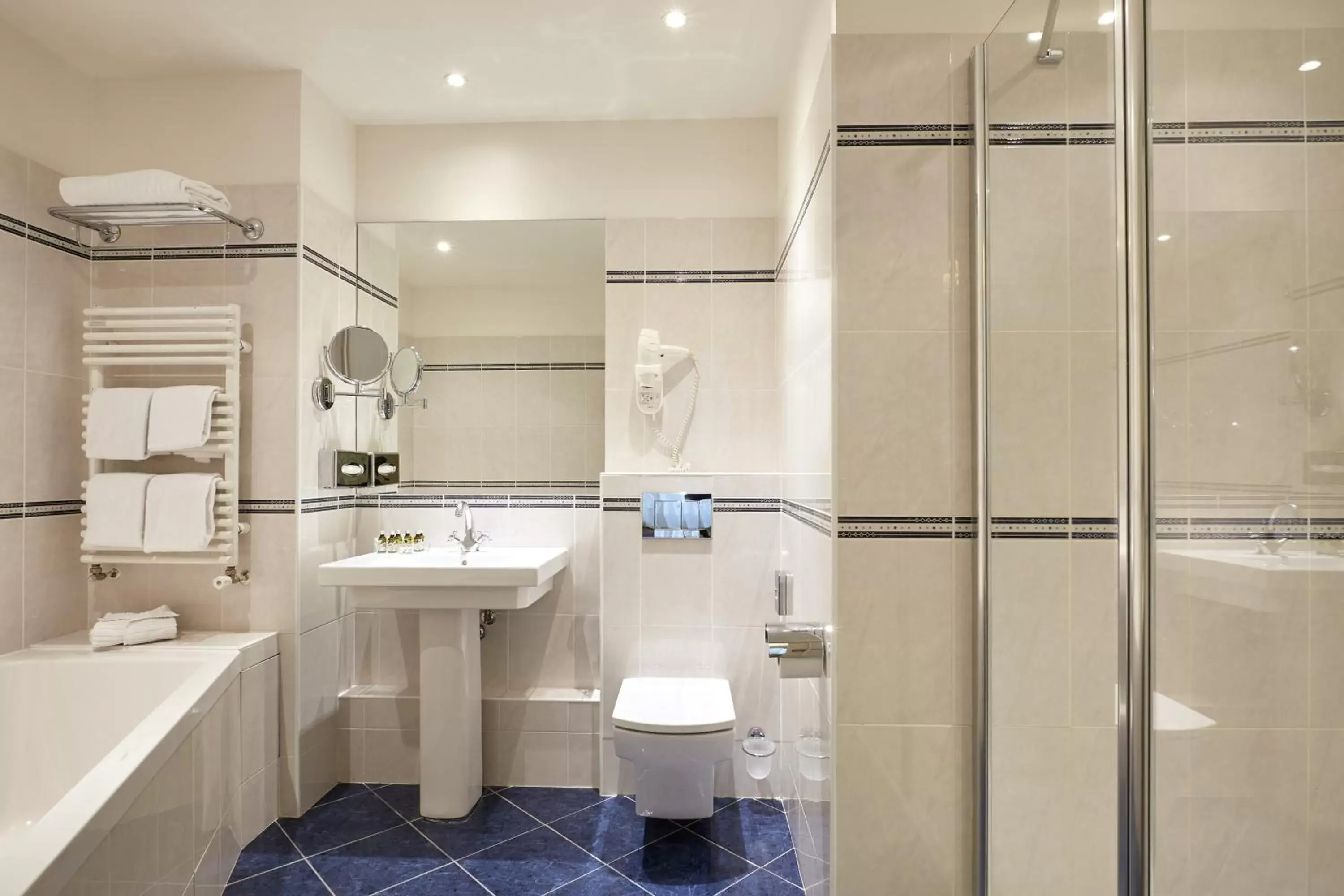 Bathroom in Hôtel Mayfair Paris