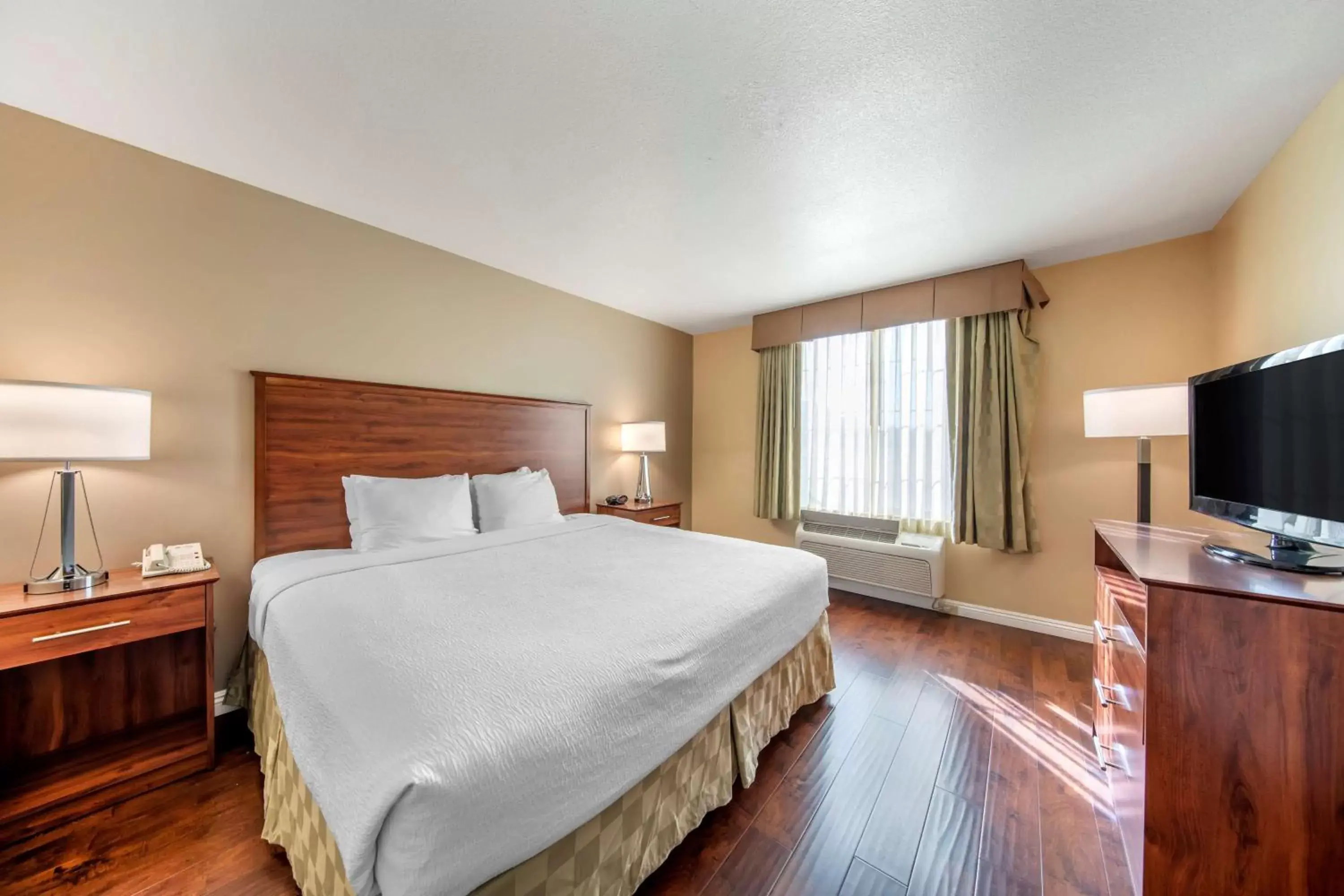 Bedroom, Bed in Best Western Plus John Jay Inn & Suites