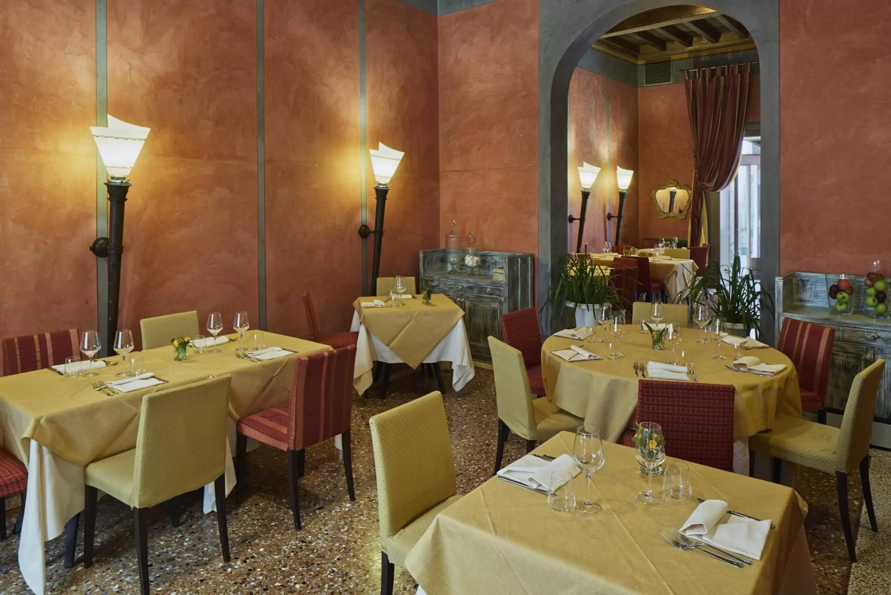 Restaurant/Places to Eat in Albergo Cappello