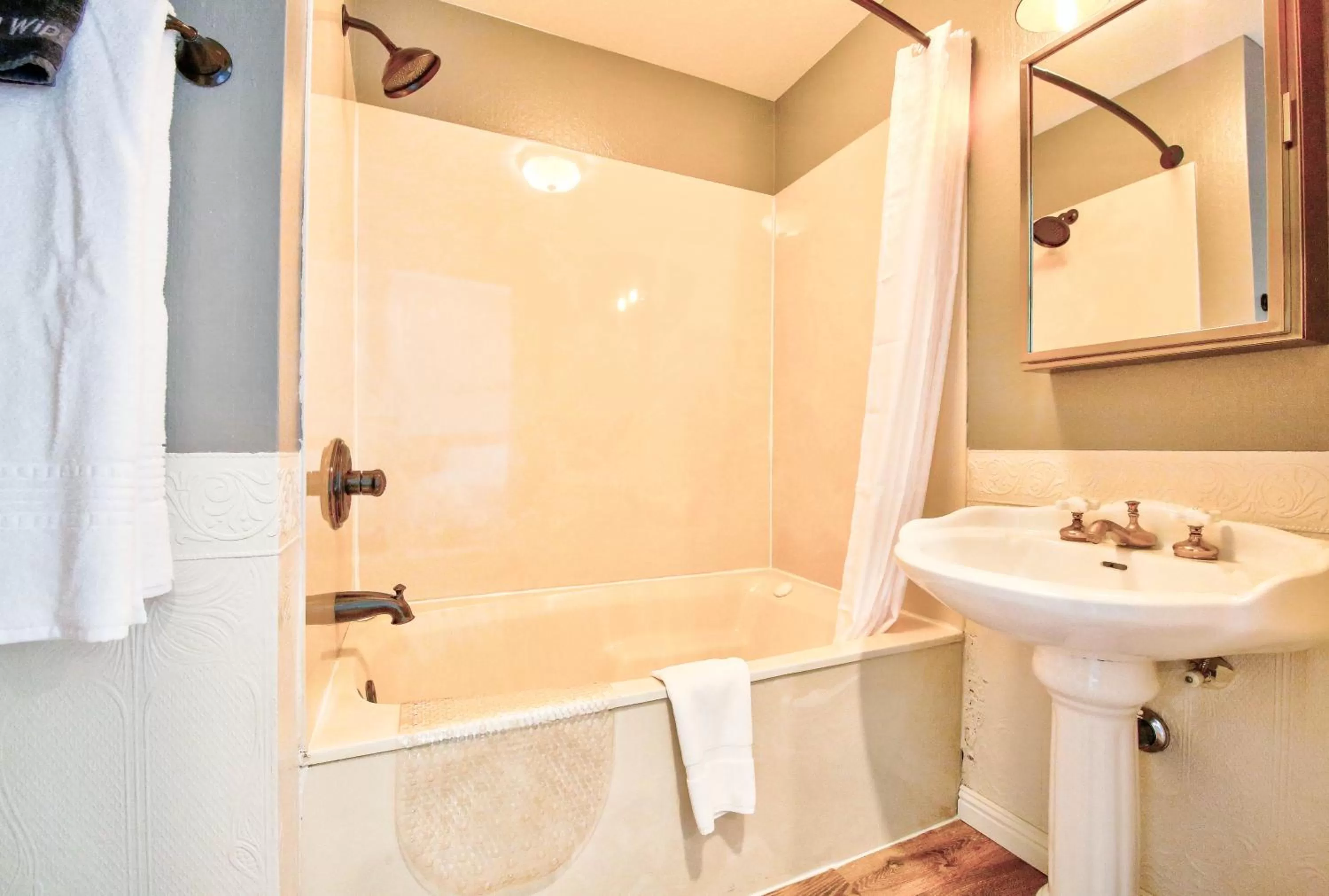 Hot Tub in The Groveland Hotel