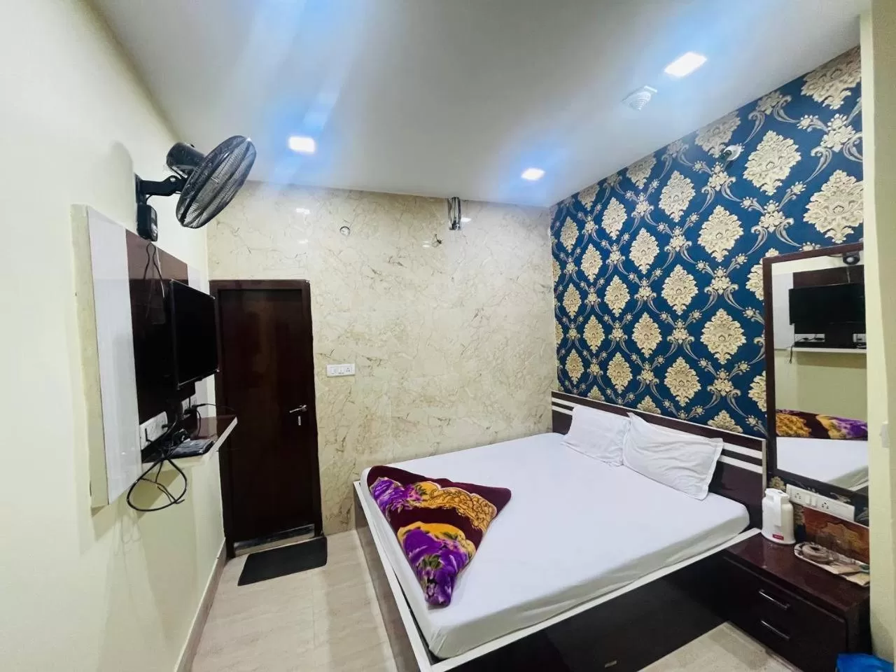 Communal lounge/ TV room, Bed in Hotel Airlines