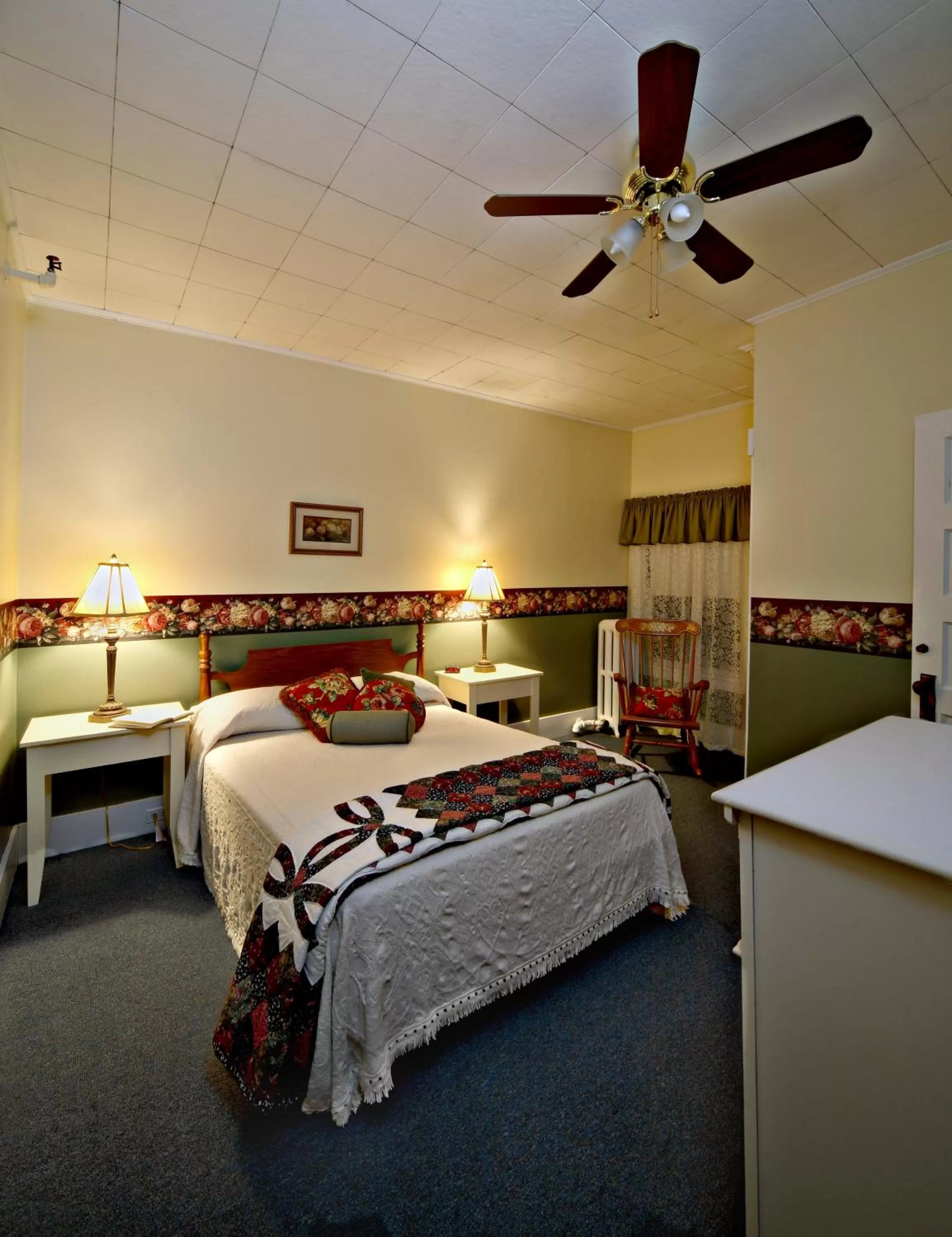 Photo of the whole room, Bed in Fullerton Inn & Restaurant