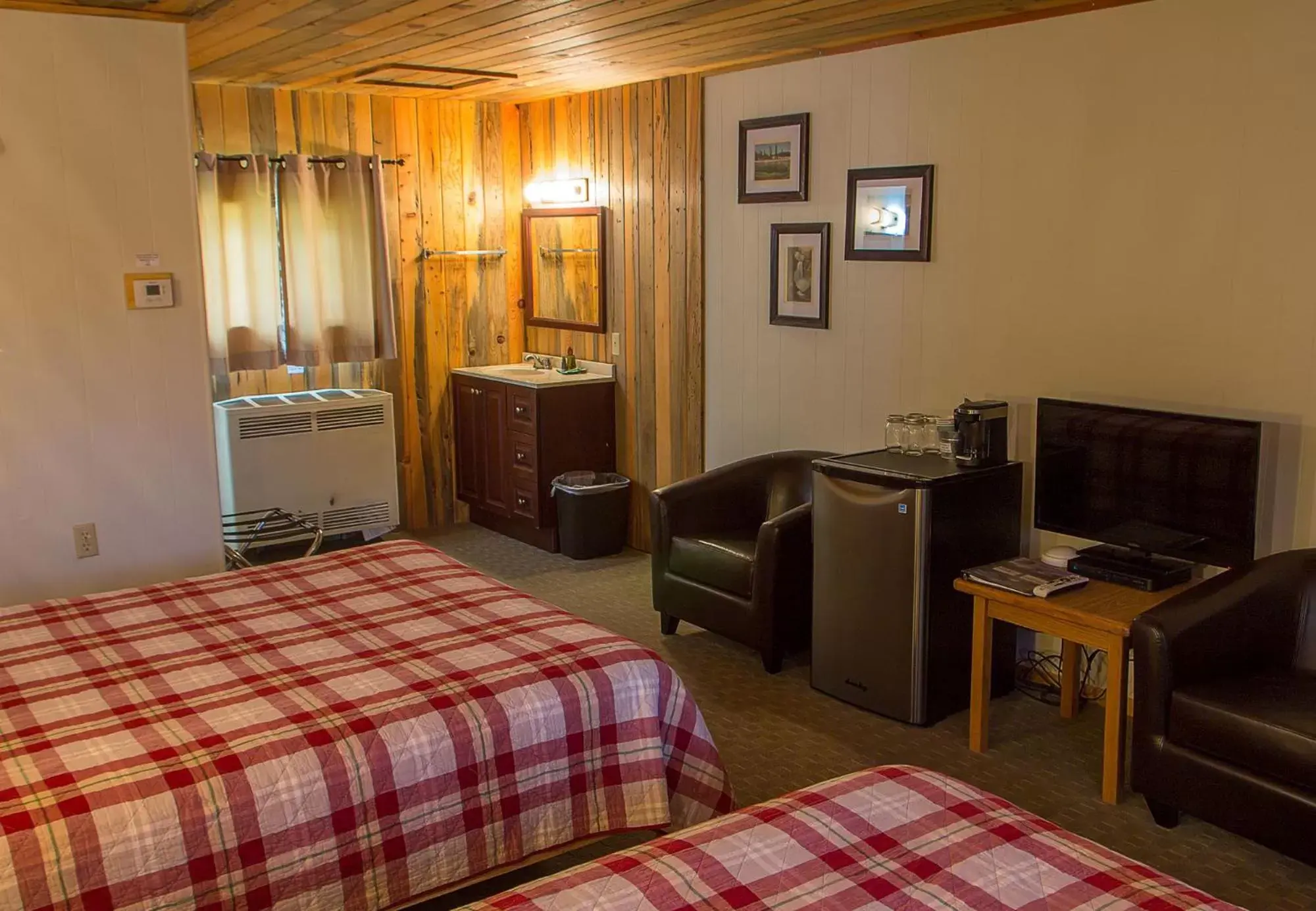 TV and multimedia in High Country Motel and Cabins