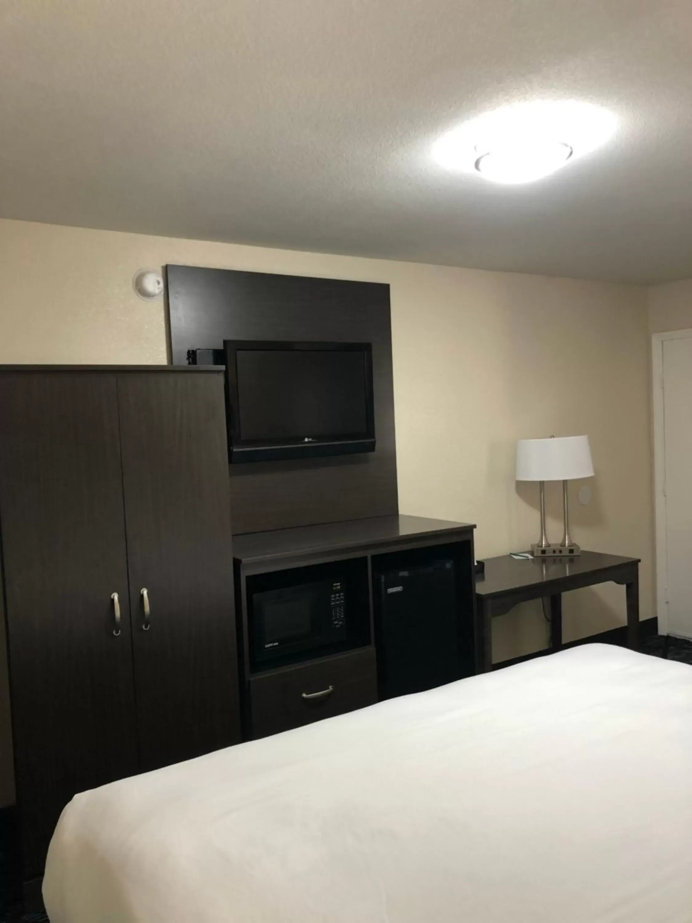 TV/Entertainment Center in Quality Inn