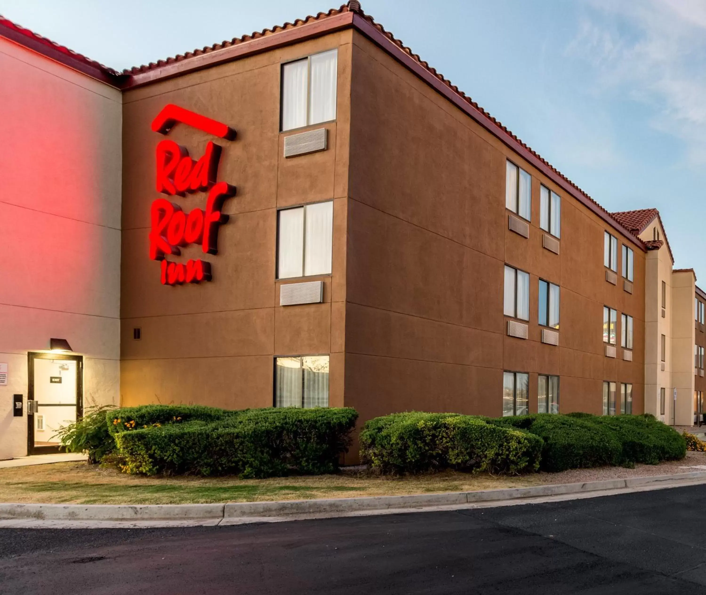 Property Building in Red Roof Inn Phoenix North - Deer Valley - Bell Rd