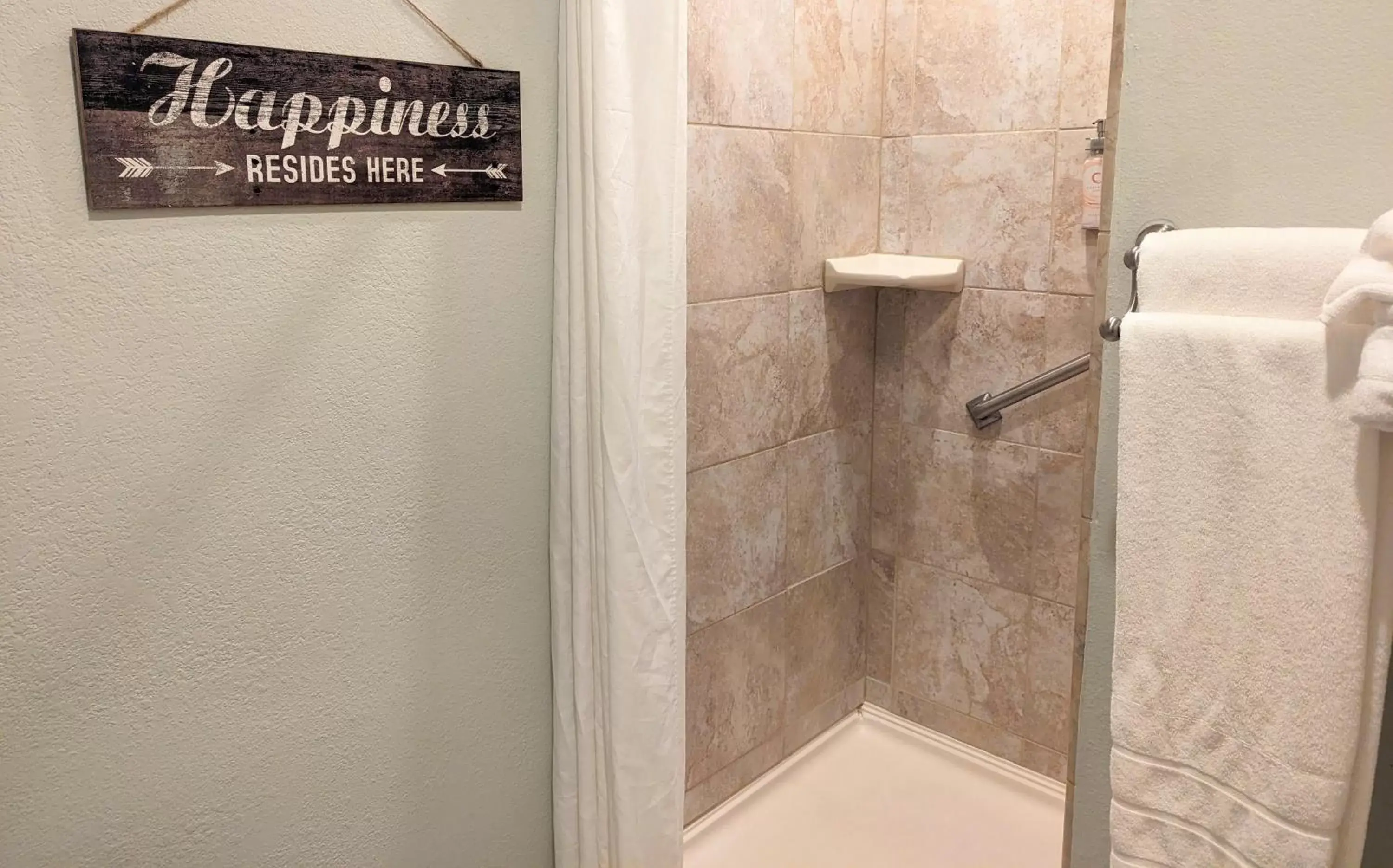 Shower, Bathroom in Capitola Hotel