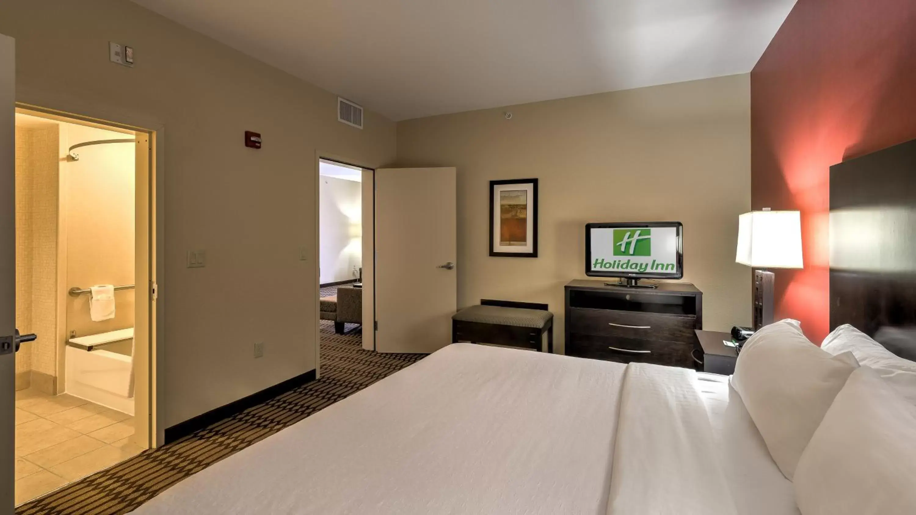 Photo of the whole room, Bed in Holiday Inn North Quail Springs, an IHG Hotel