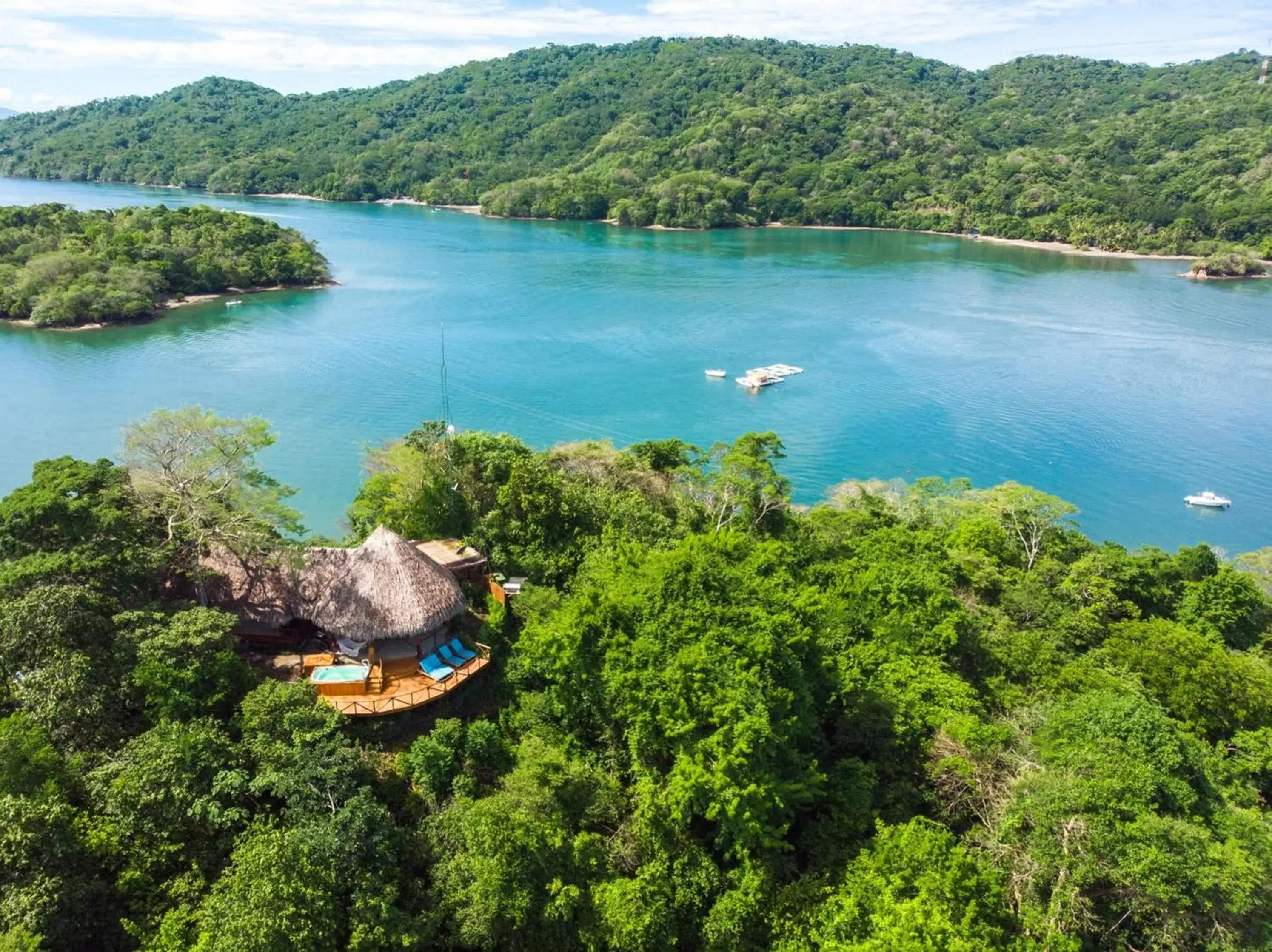 Photo of the whole room, Bird's-eye View in Isla Chiquita Glamping Hotel