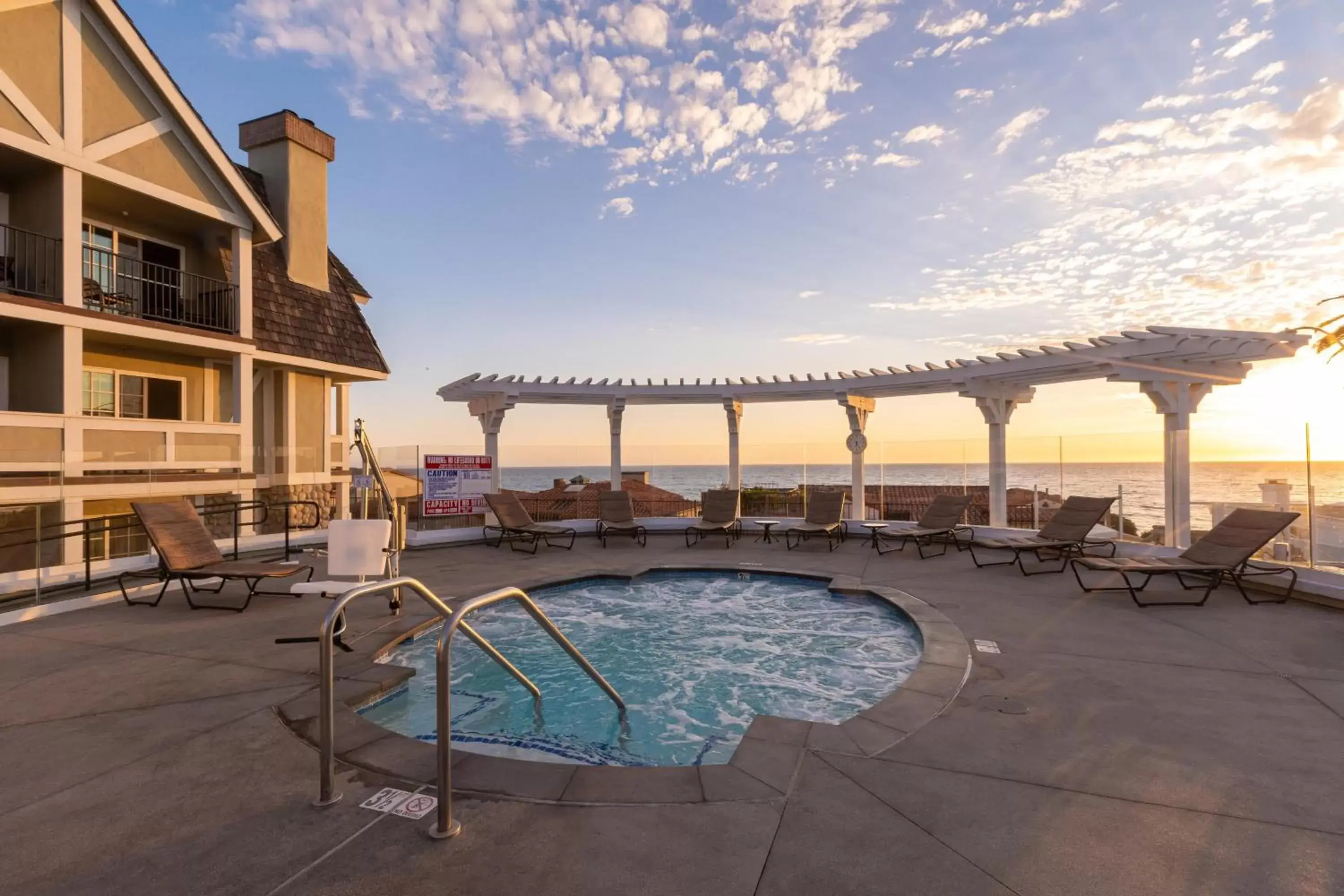 Hot Tub, Swimming Pool in Carlsbad Inn Beach Resort