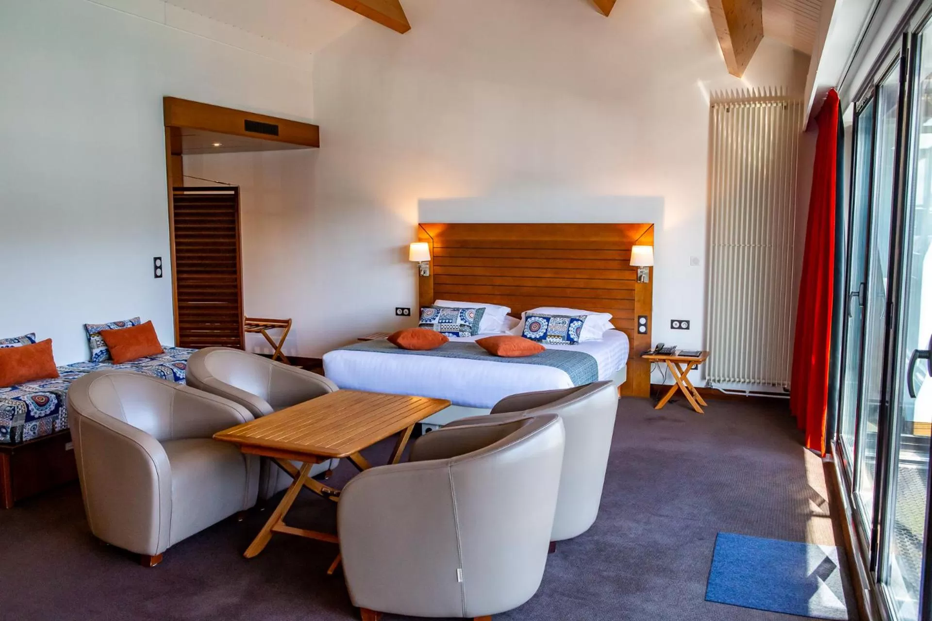 Deluxe Suite (4 People) with Sea View in Hotel Le Grand Pavois